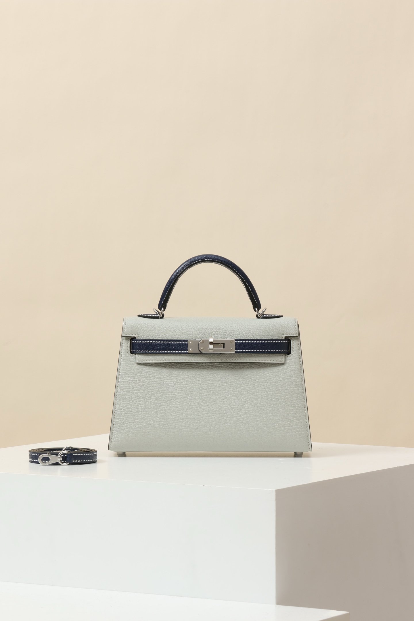 Hermès Mini Kelly II 19 – Chèvre Leather in Gris Perle (80) & Bleu Saphir (73) detail image 1 sourced from womanlvbag.com