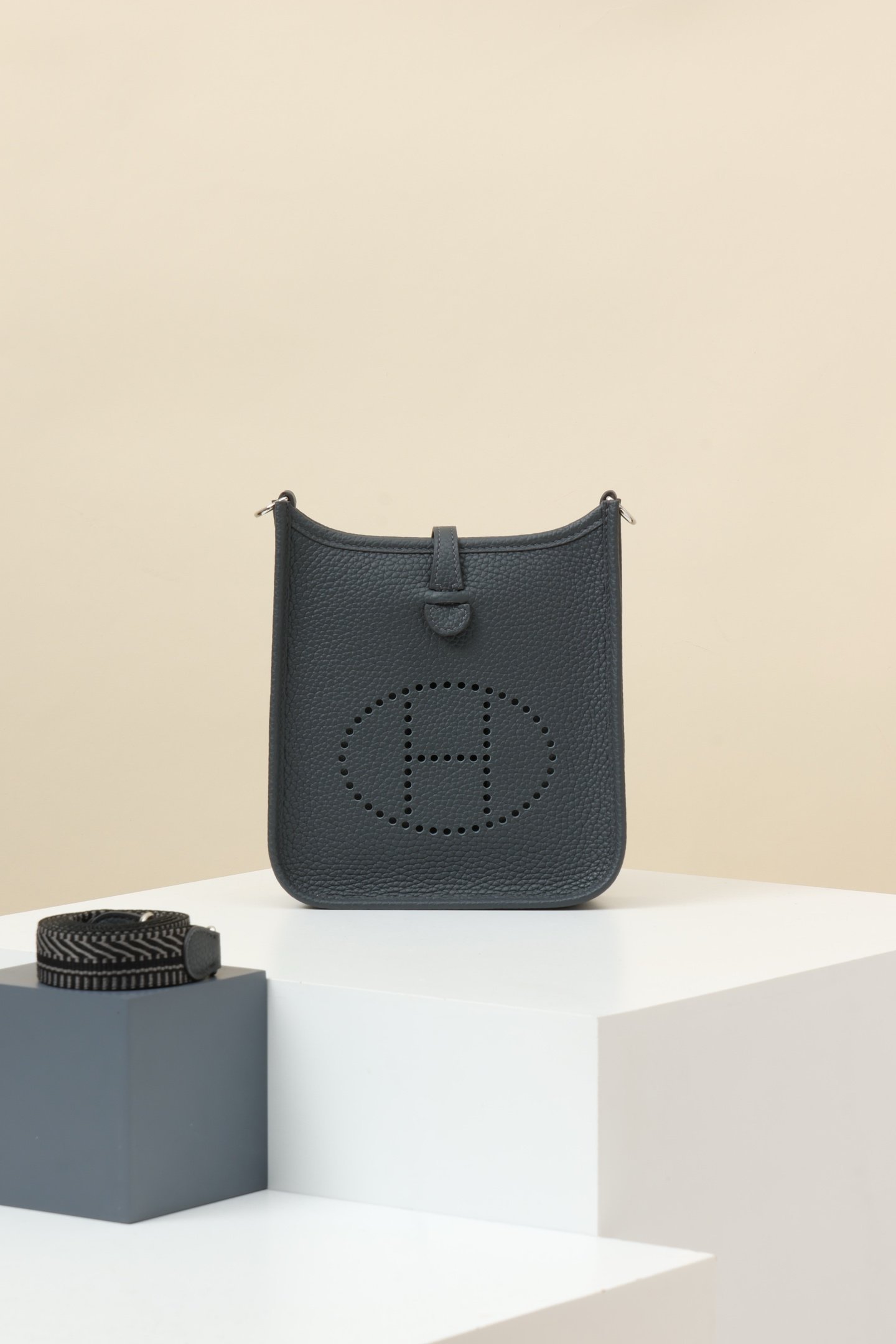Hermès Evelyne 16 (TPM) detail image 1 sourced from womanlvbag.com