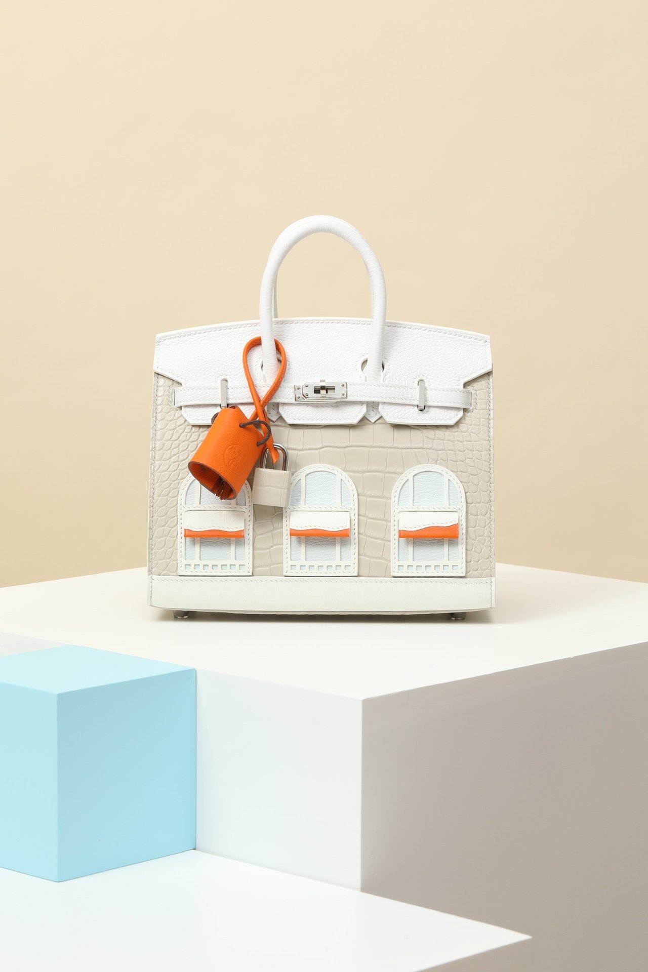 Hermès Birkin 20 Faubourg, also known as the 'Snow House' or 'Neige' detail image 1 sourced from womanlvbag.com
