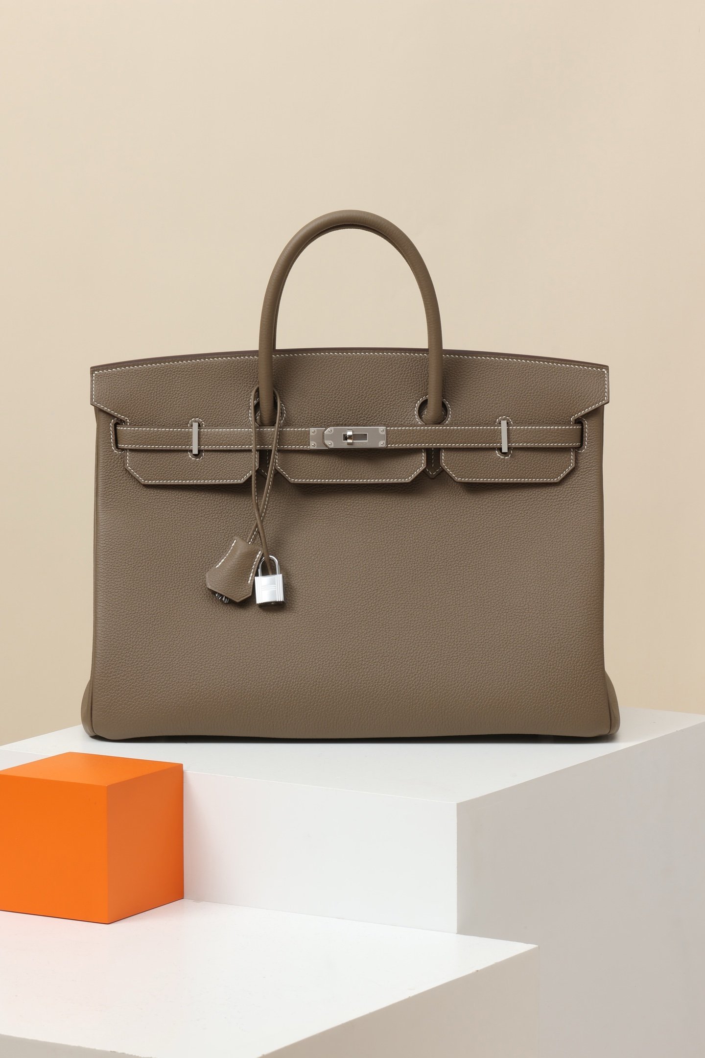 Hermès Birkin 40 detail image 1 sourced from womanlvbag.com