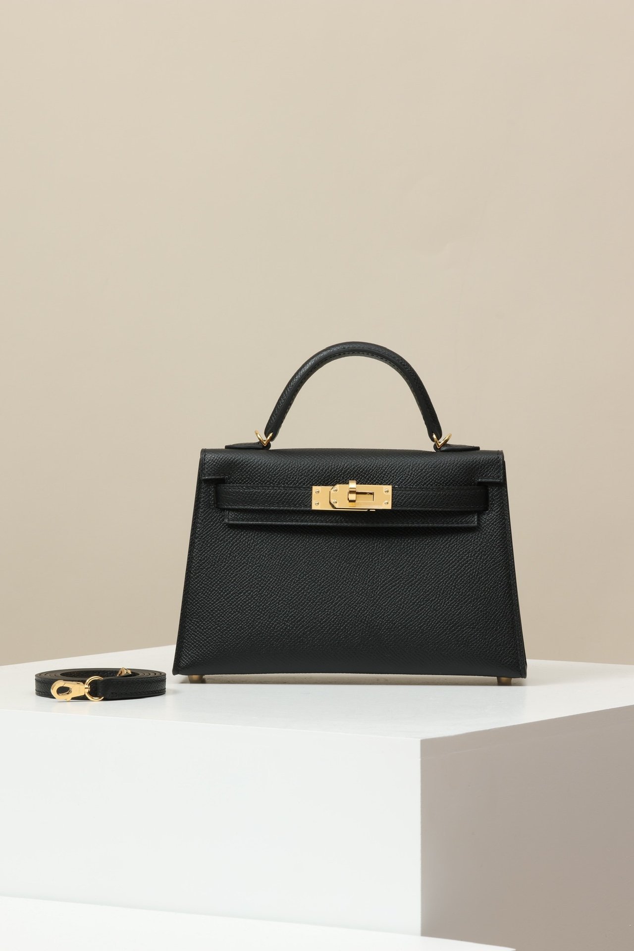 Hermès Mini Kelly 19 Generation II (G2) detail image 1 sourced from womanlvbag.com