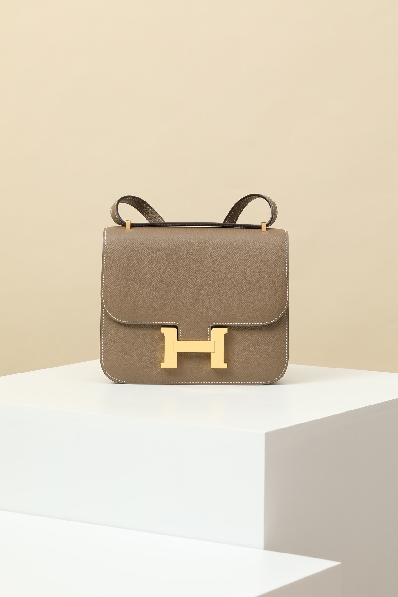 Hermès Constance Chaine – Mysore Goatskin 18 Étoupe GHW detail image 1 sourced from womanlvbag.com
