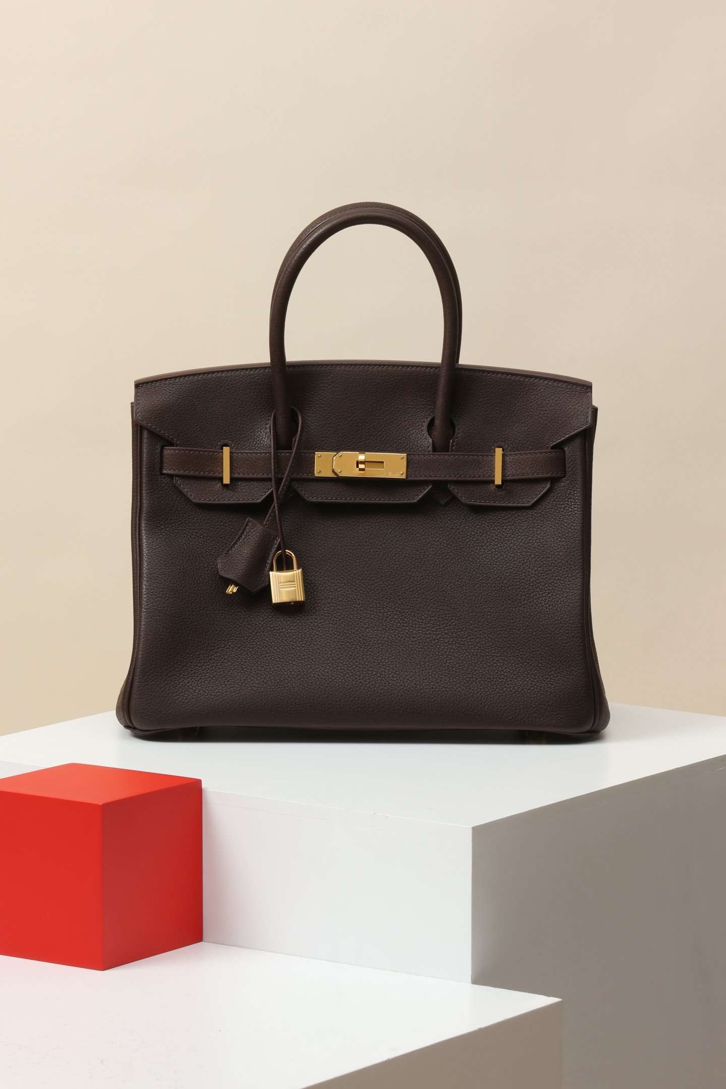 Hermès Birkin 30 detail image 1 sourced from womanlvbag.com