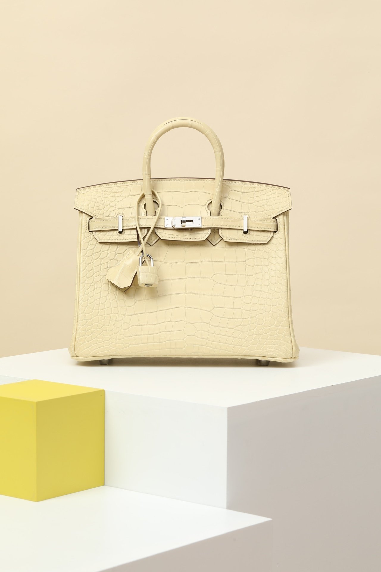 Hermès Birkin 25 detail image 1 sourced from womanlvbag.com