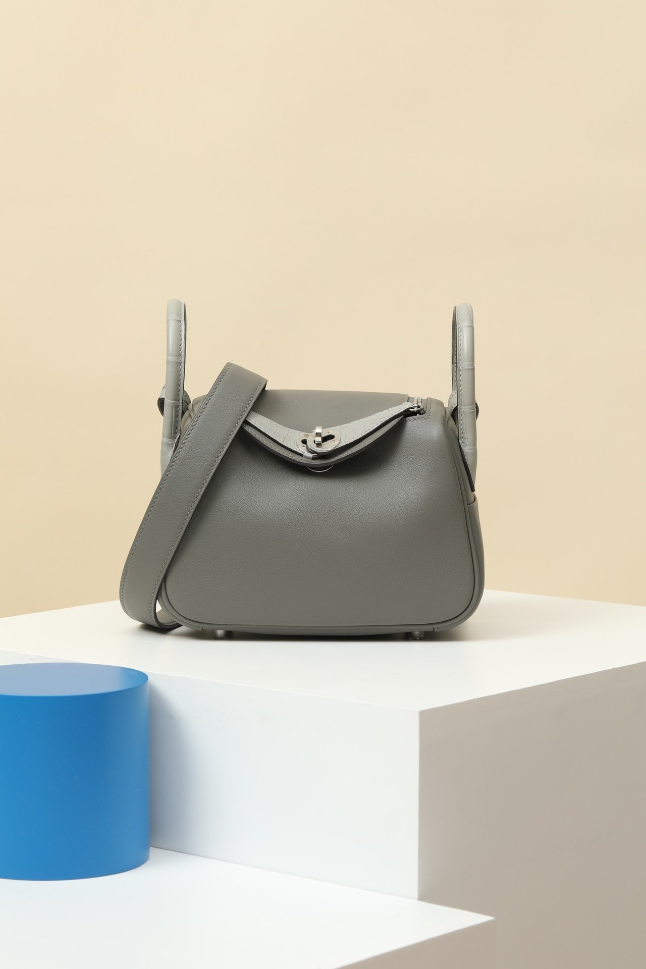 Hermès Mini Lindy 19.5, Touch edition detail image 1 sourced from womanlvbag.com