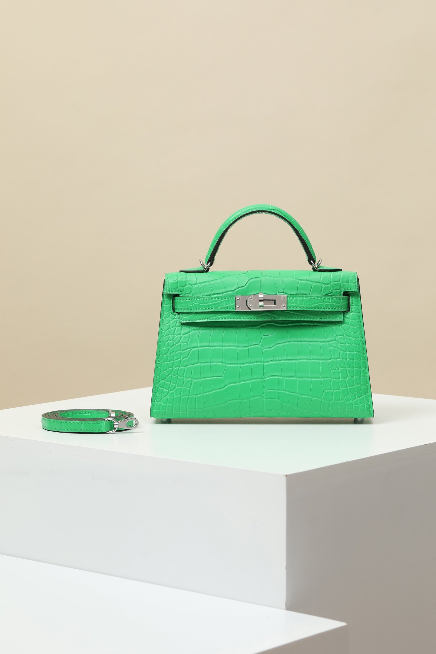 Hermes Mini Kelly 19 (Generation II) detail image 1 sourced from womanlvbag.com