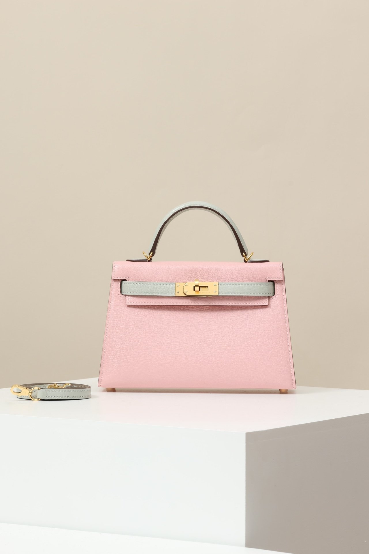 Hermès Mini Kelly 19 Generation II detail image 1 sourced from womanlvbag.com