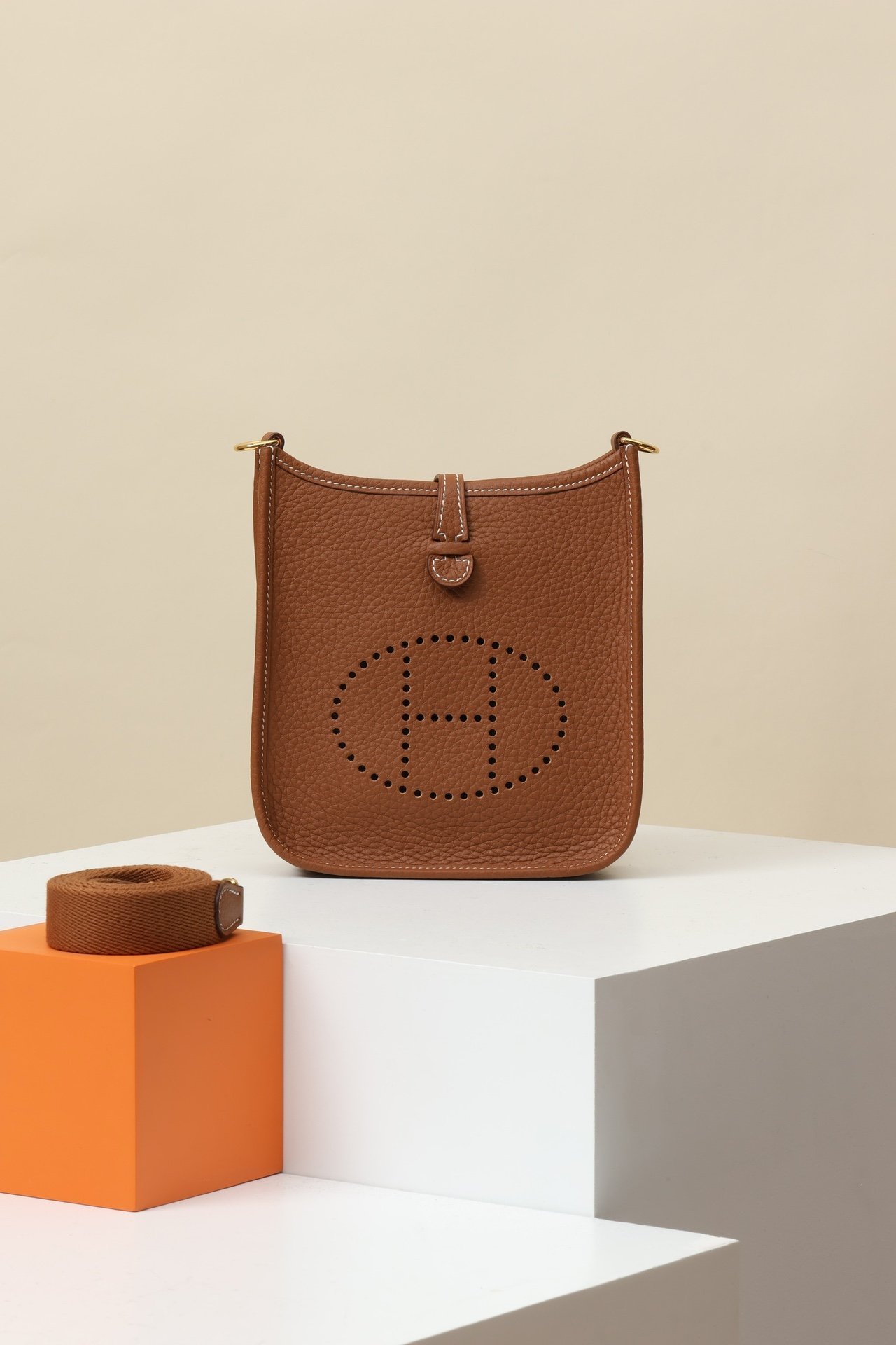 Hermès Evelyne 16 (TPM) detail image 1 sourced from womanlvbag.com