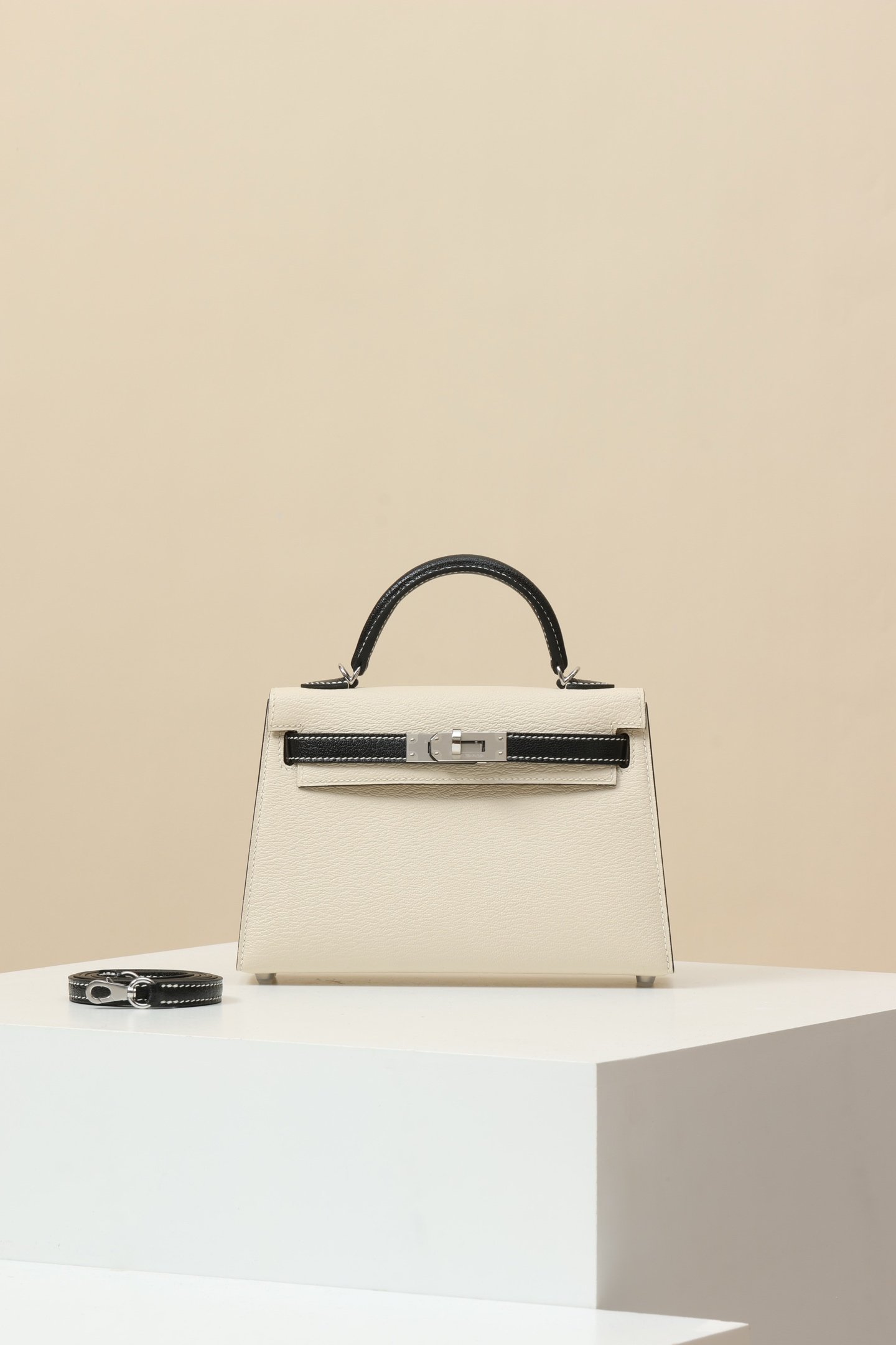 Hermès Mini Kelly II (Generation 2) handbag detail image 1 sourced from womanlvbag.com