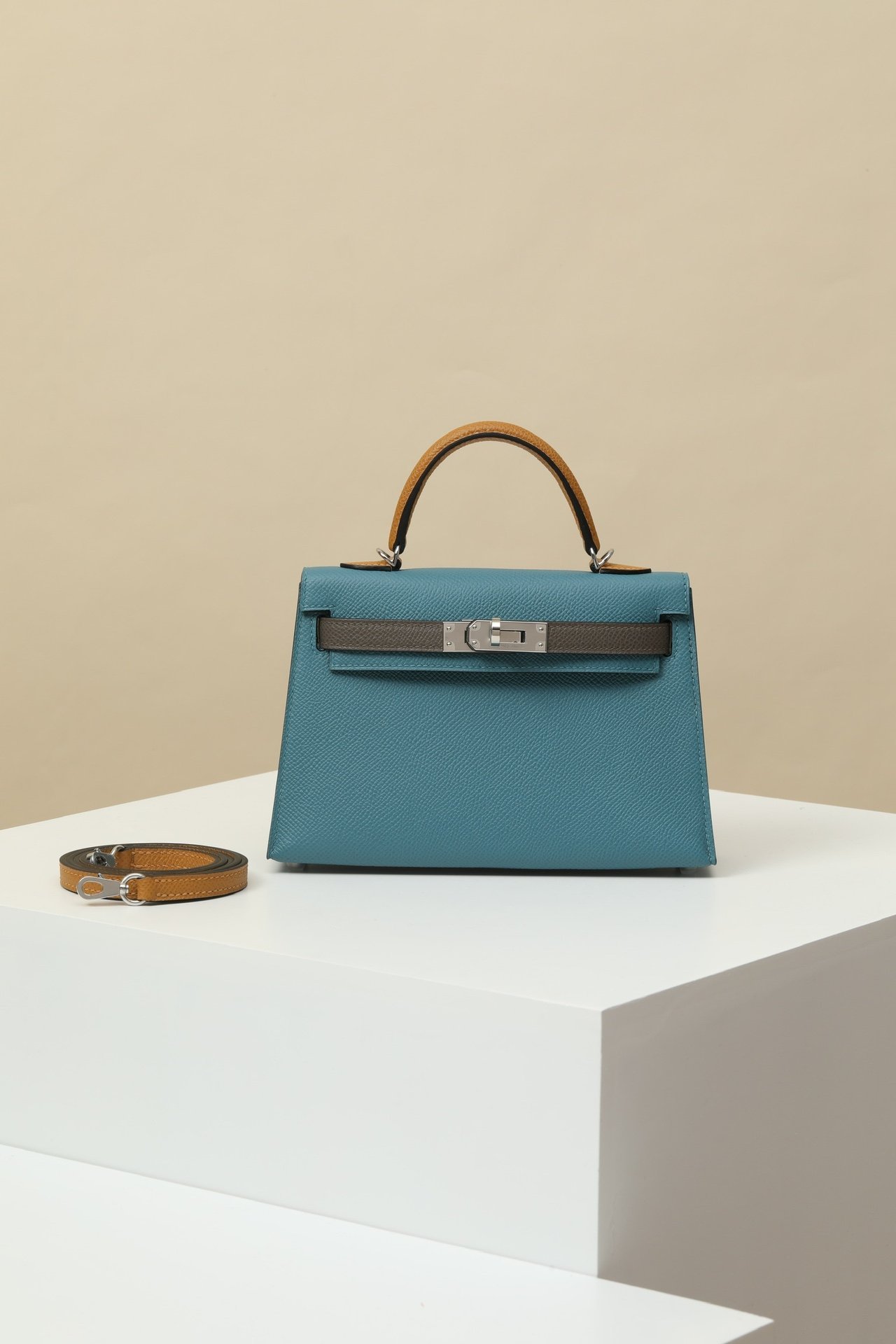 Hermès Mini Kelly 19 Generation II (G2) detail image 1 sourced from womanlvbag.com