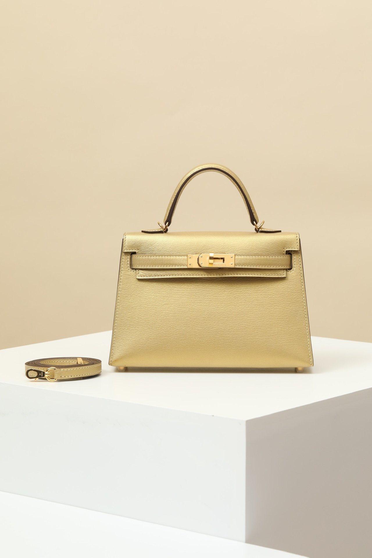 Hermès Mini Kelly II 19 – Chèvre Leather in Doré (Y9) with Gold Hardware detail image 1 sourced from womanlvbag.com