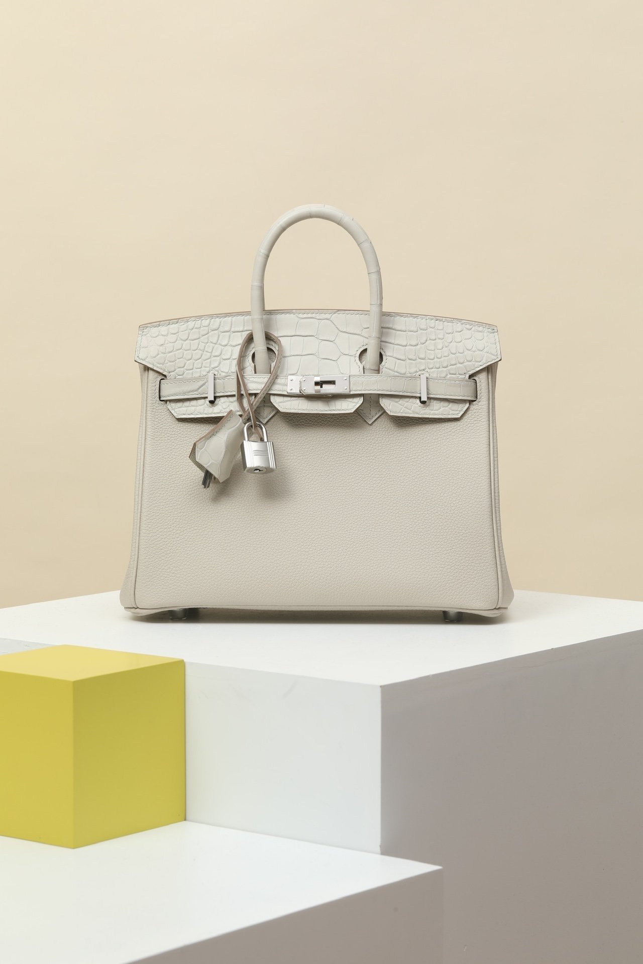 Hermès Birkin 25 Touch detail image 1 sourced from womanlvbag.com