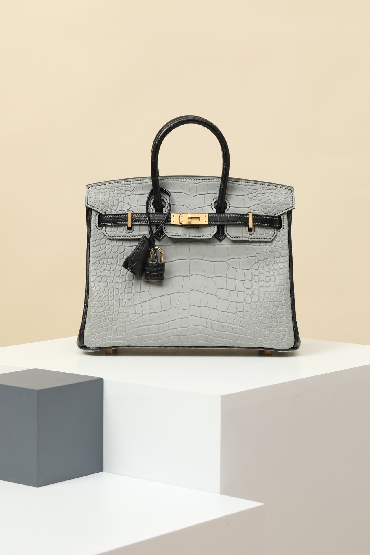 Hermès Birkin 25 detail image 1 sourced from womanlvbag.com