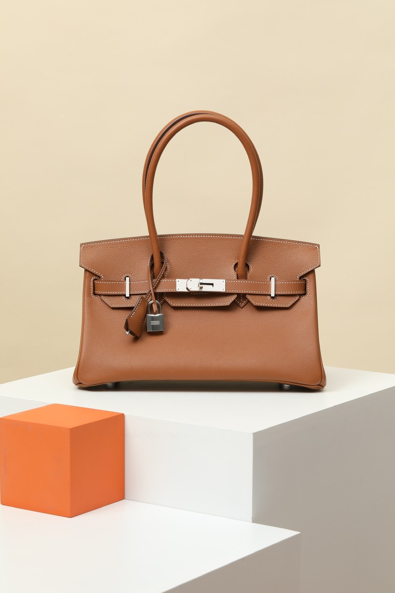 Hermès Birkin Shoulder Light 29 Gold Evergrain PHW detail image 1 sourced from womanlvbag.com