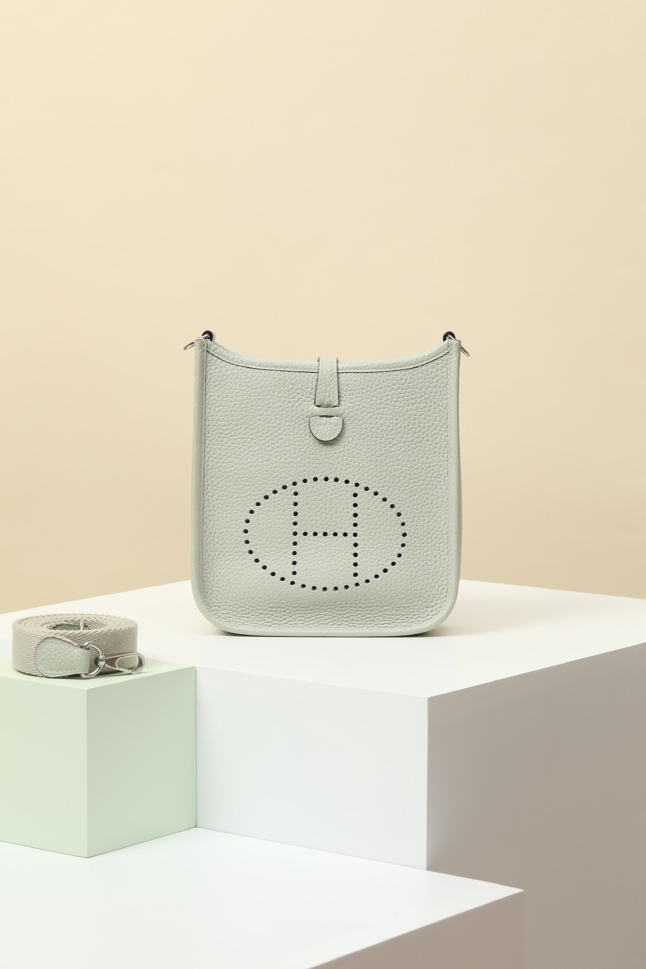 Hermès Evelyne 16 (TPM) detail image 1 sourced from womanlvbag.com