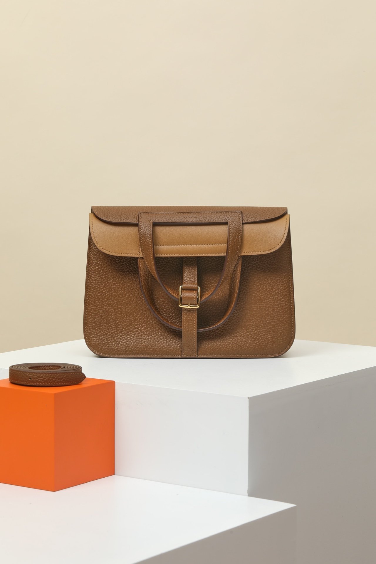 Hermès Halzan 25 detail image 1 sourced from womanlvbag.com
