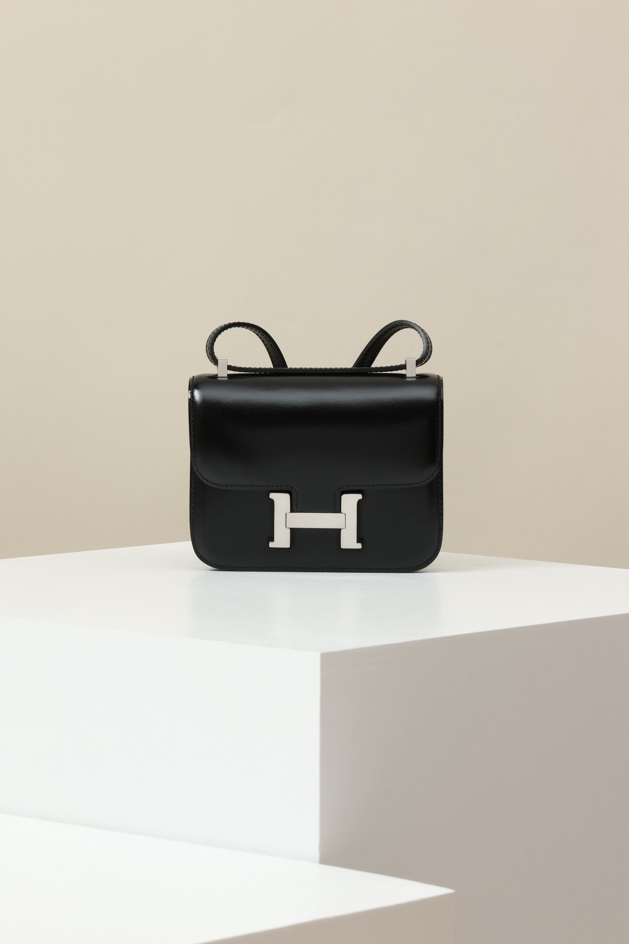 Hermès Constance Chaine in 89 Noir (Black) detail image 1 sourced from womanlvbag.com