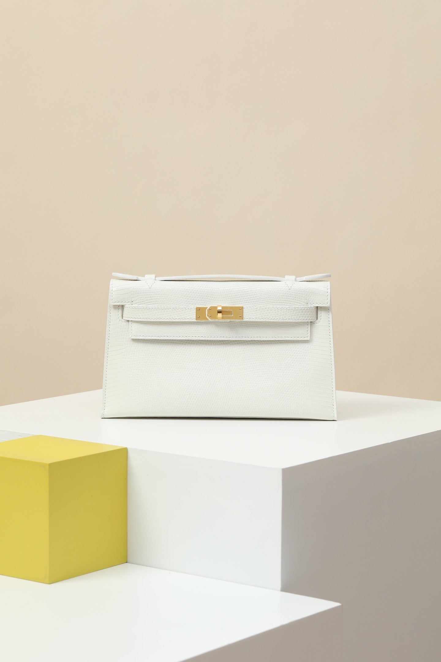 Hermès Mini Kelly 22, Generation I detail image 1 sourced from womanlvbag.com