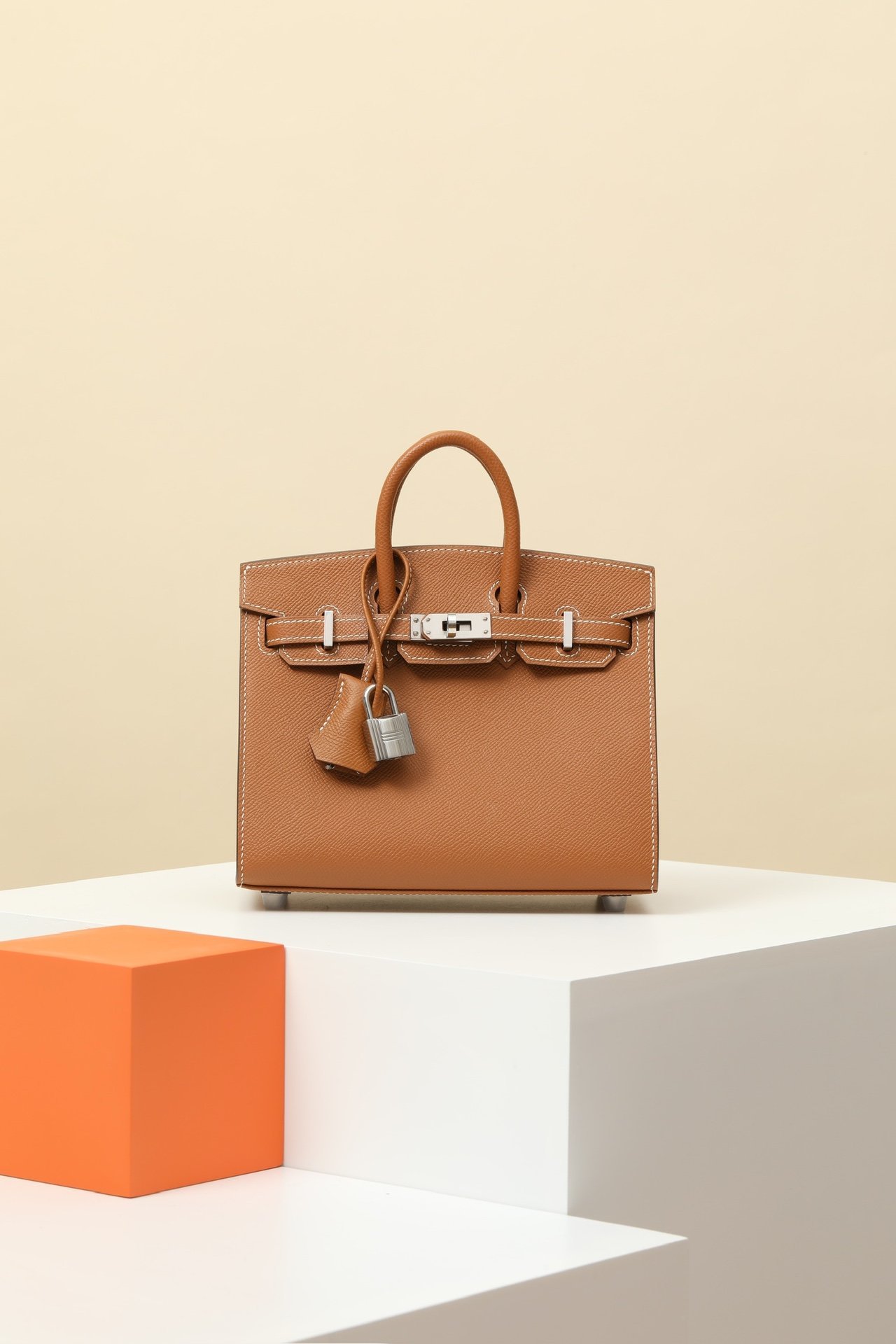 Birkin 20 Sellier detail image 1 sourced from womanlvbag.com