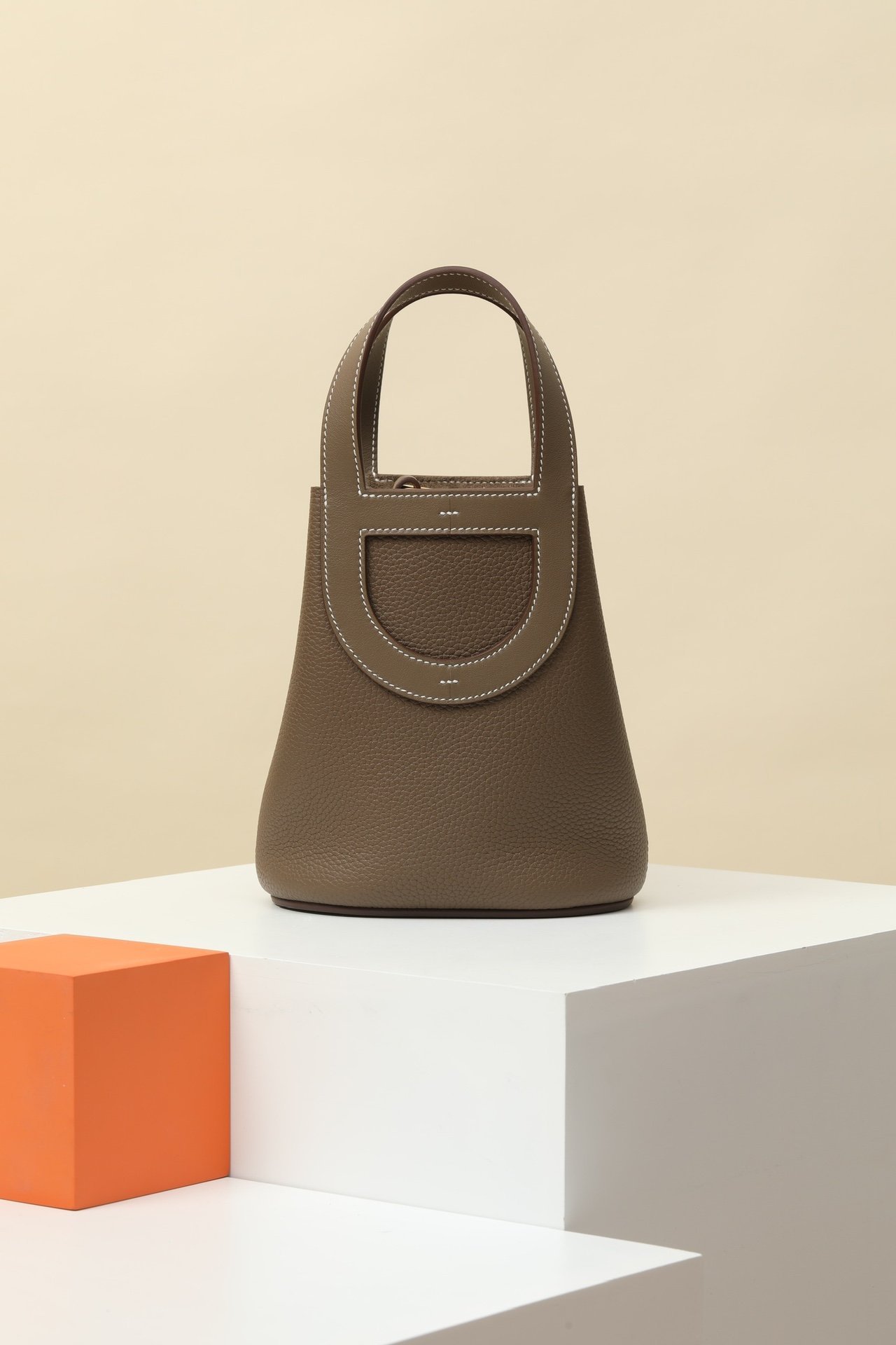 Hermès Picotin Lock 22 Lucky Daisy – TC & Swift Étoupe (18) GHW detail image 2 sourced from womanlvbag.com