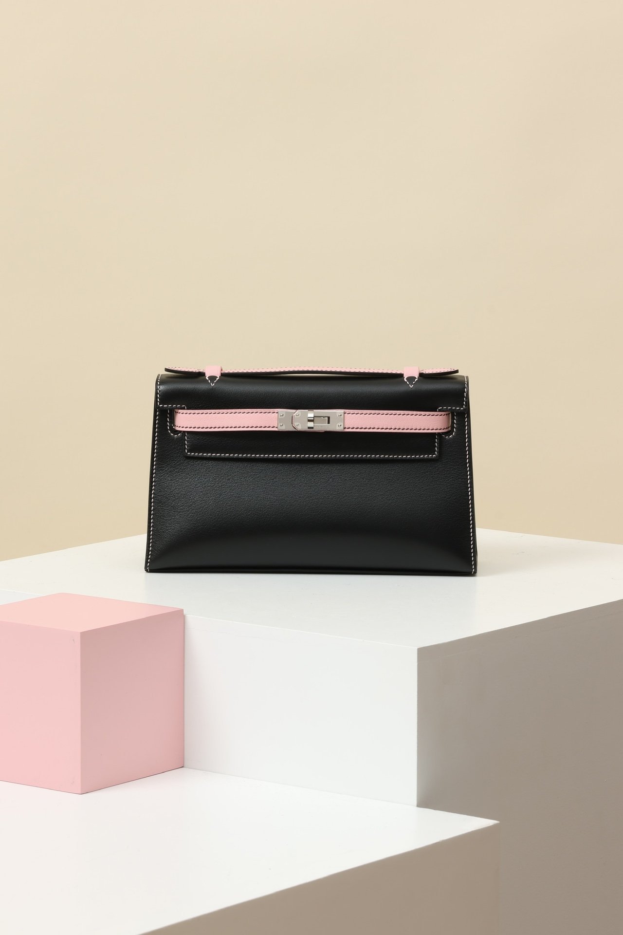 Hermes Mini Kelly 22, Generation I detail image 1 sourced from womanlvbag.com
