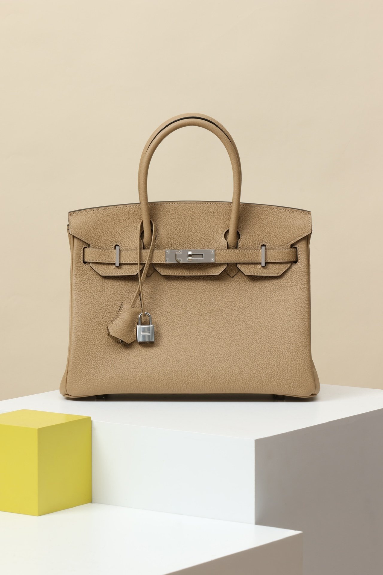 Hermès Birkin 30 detail image 1 sourced from womanlvbag.com