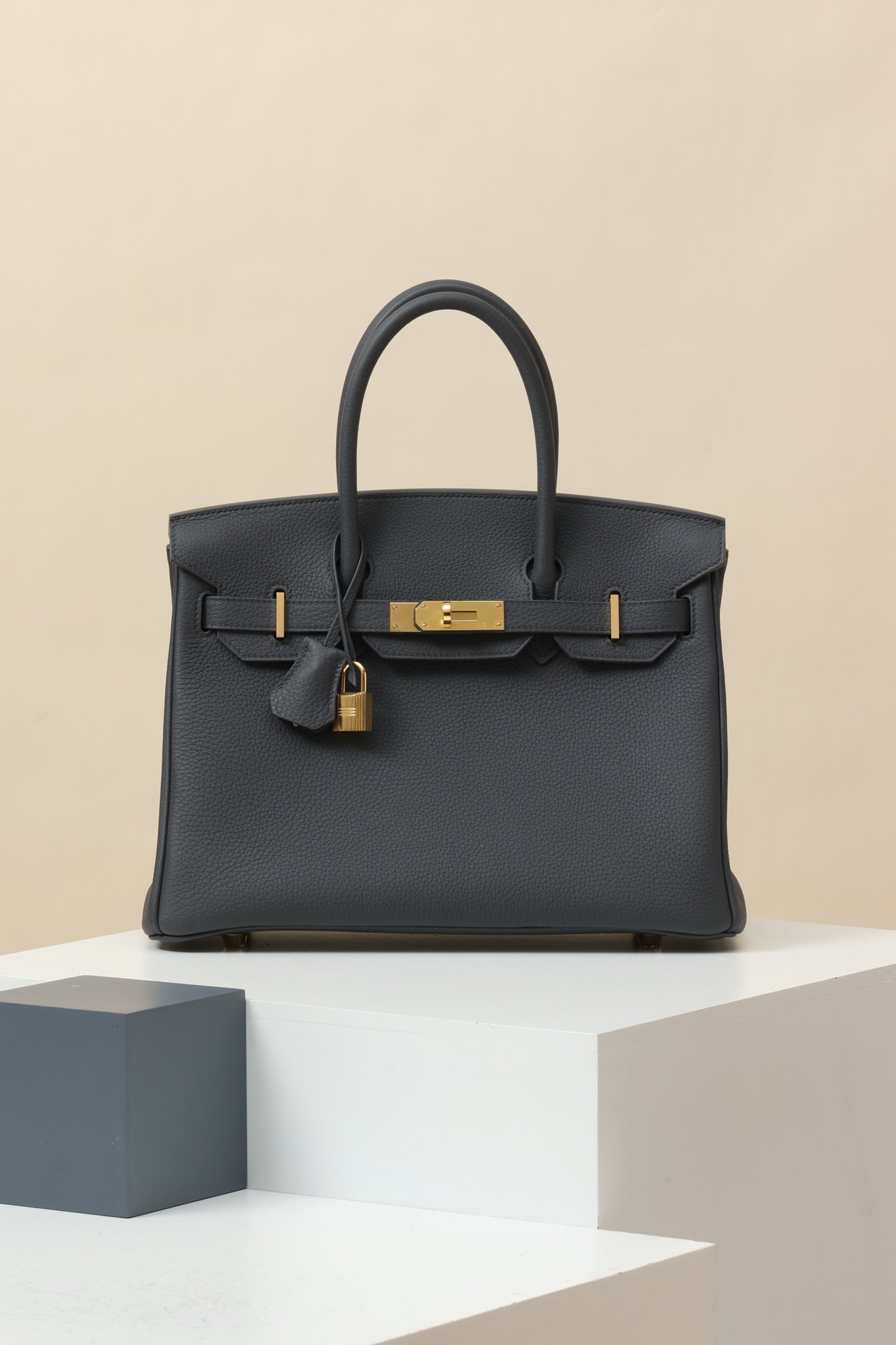 Hermès Birkin 30 detail image 1 sourced from womanlvbag.com