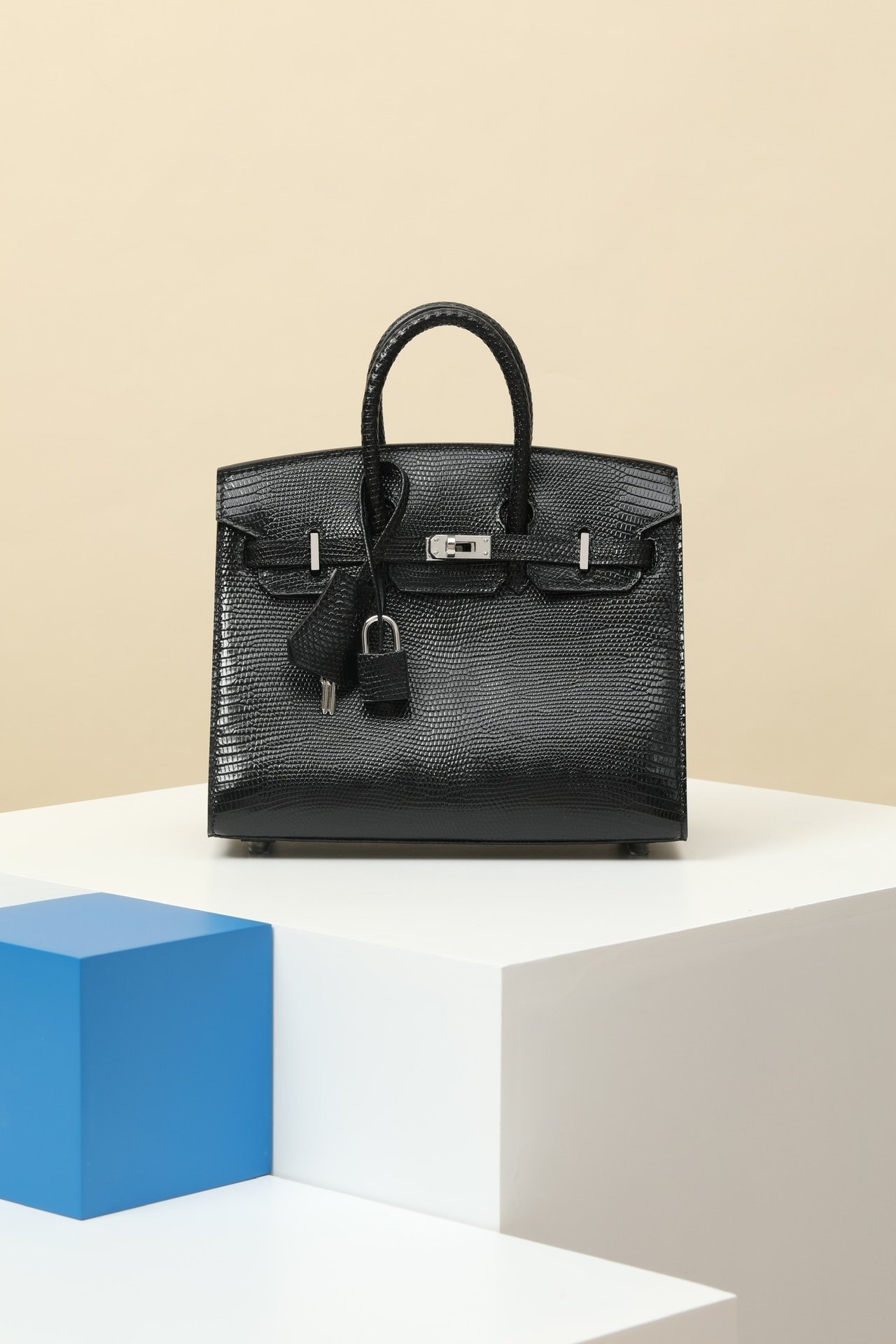 Hermès Birkin 20 detail image 1 sourced from womanlvbag.com