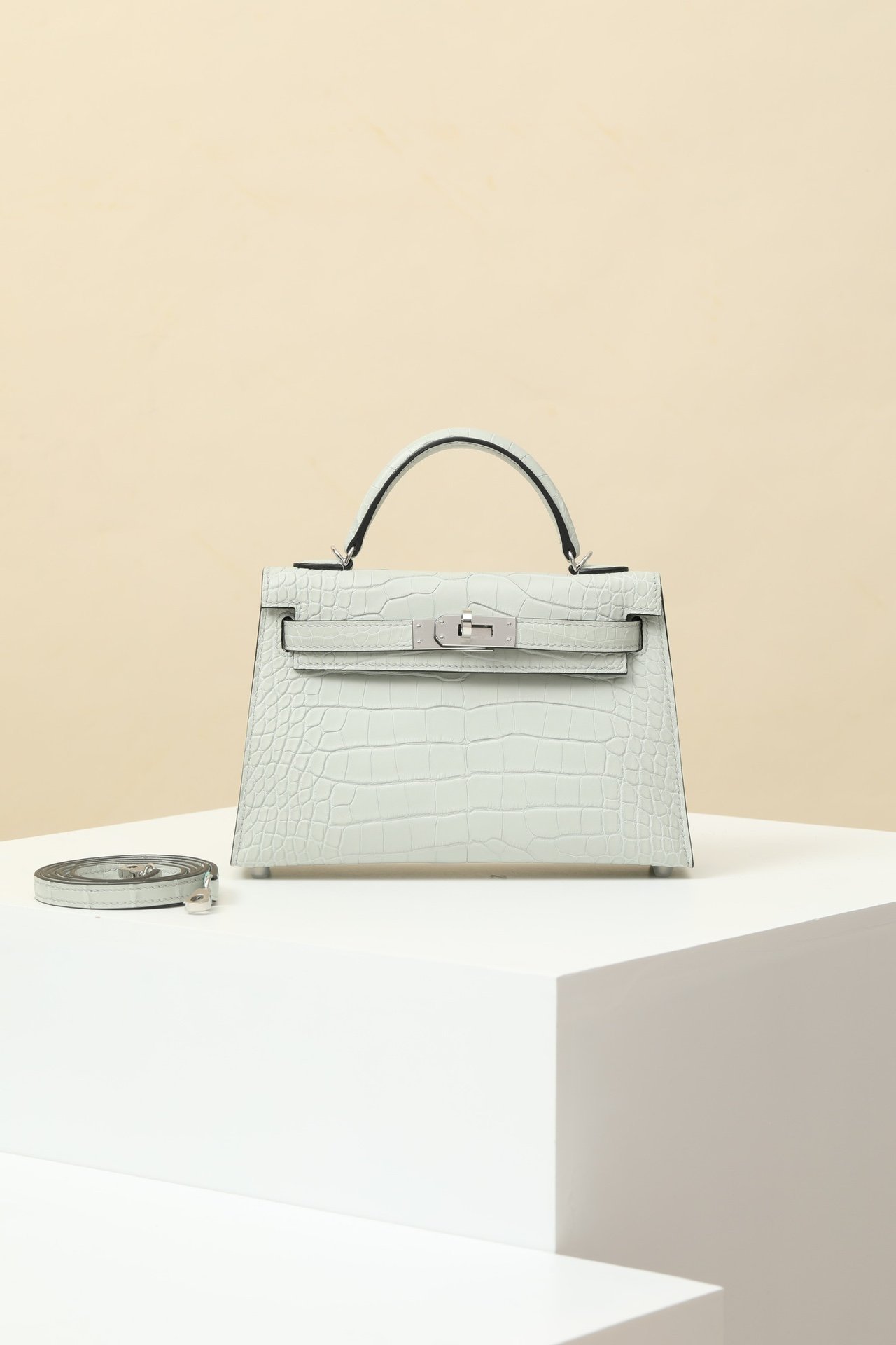 Hermes Mini Kelly 19 (Generation II) detail image 1 sourced from womanlvbag.com