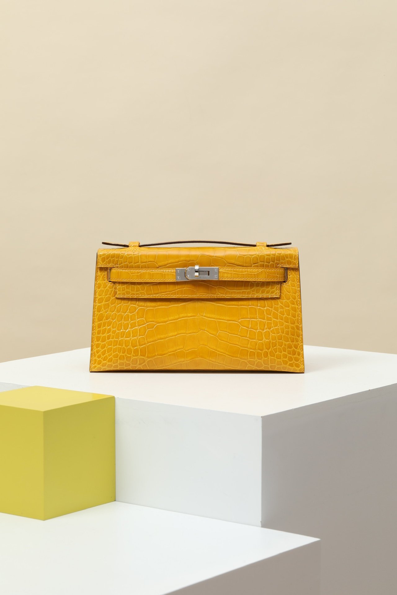 Mini Kelly 22 (Generation I) detail image 1 sourced from womanlvbag.com