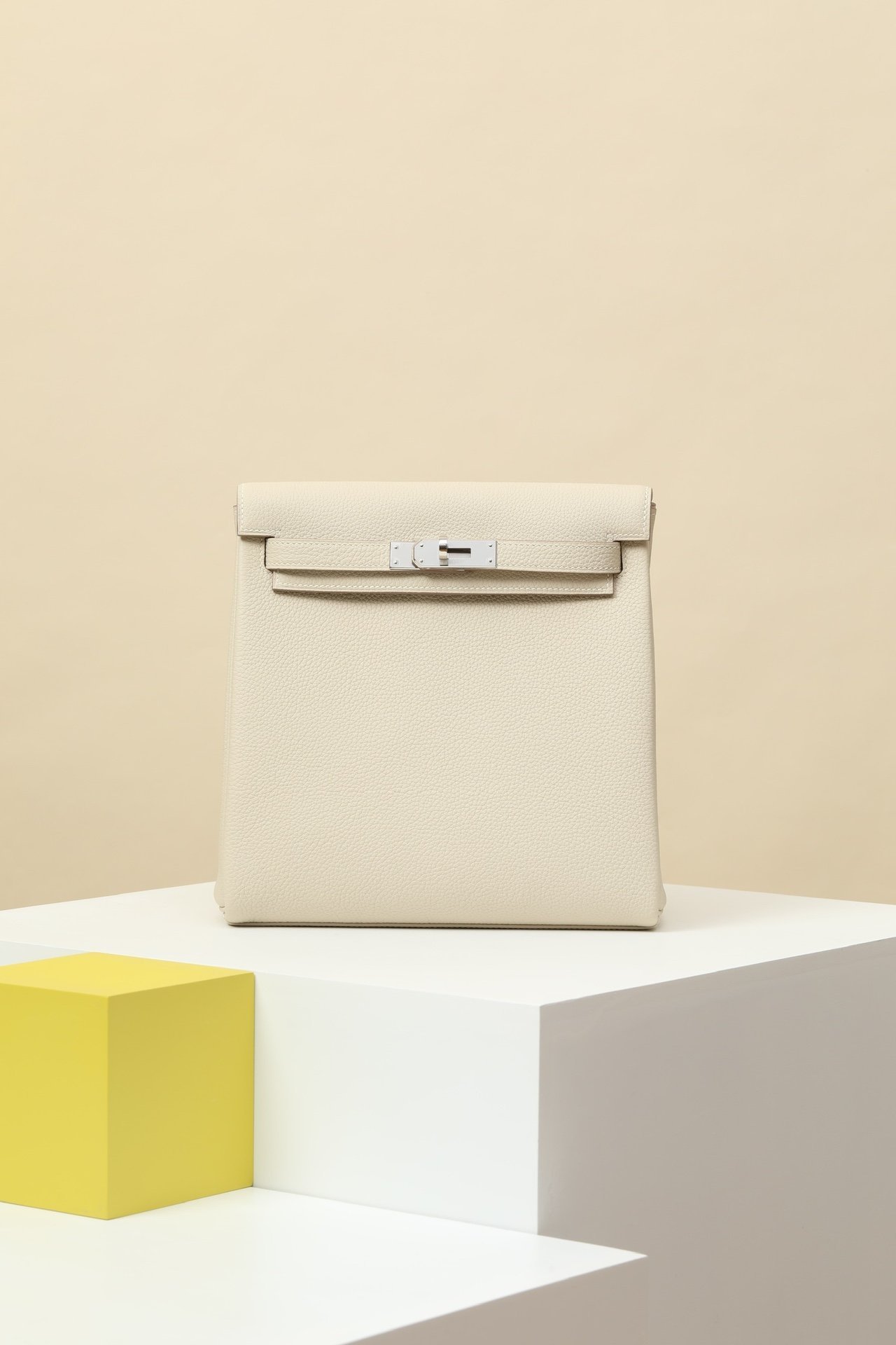 Hermès Hac à Dos GM Togo 10 Craie PHW detail image 1 sourced from womanlvbag.com