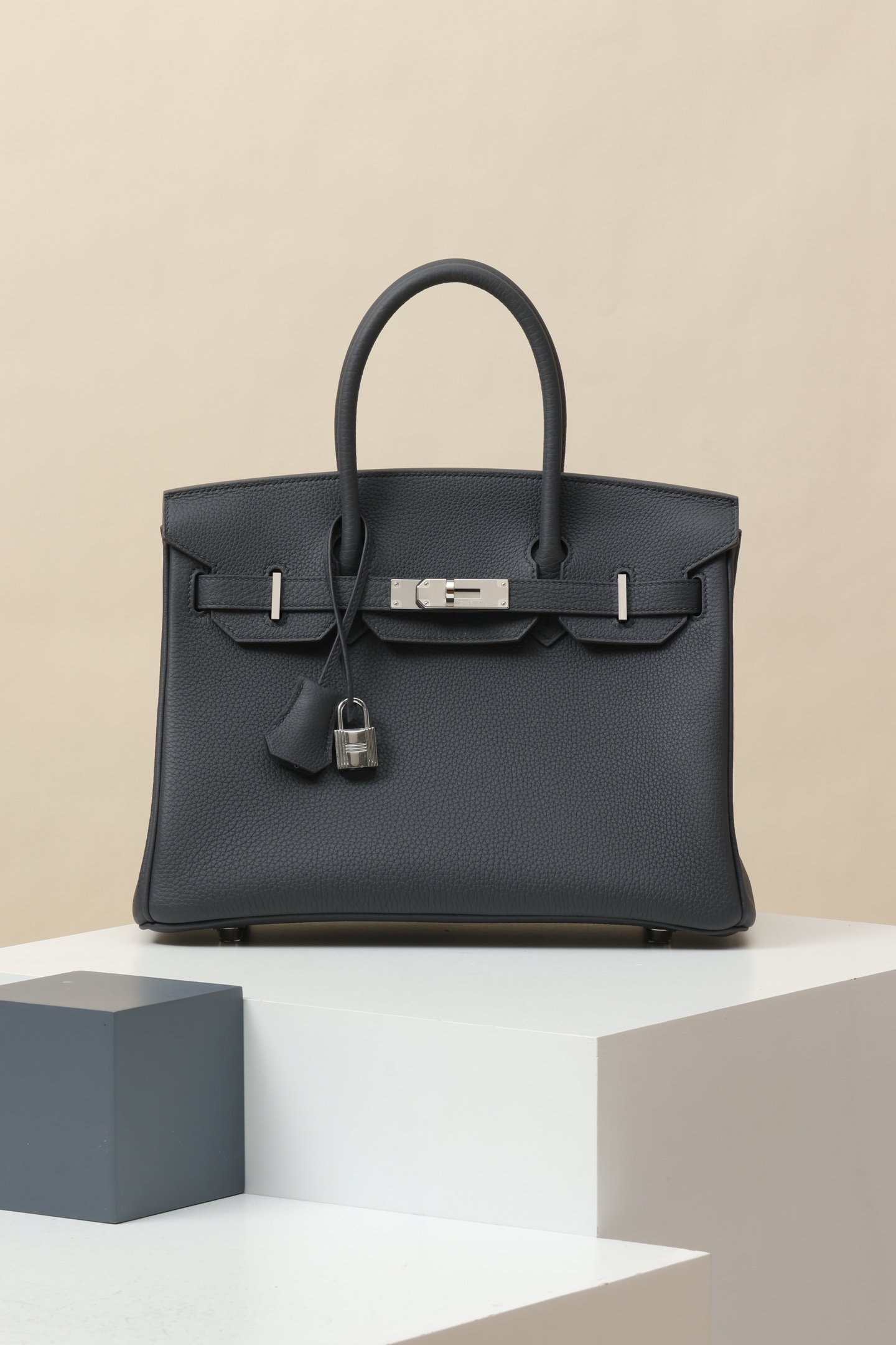 Hermès Birkin 30 Gris Etain Togo PHW detail image 1 sourced from womanlvbag.com