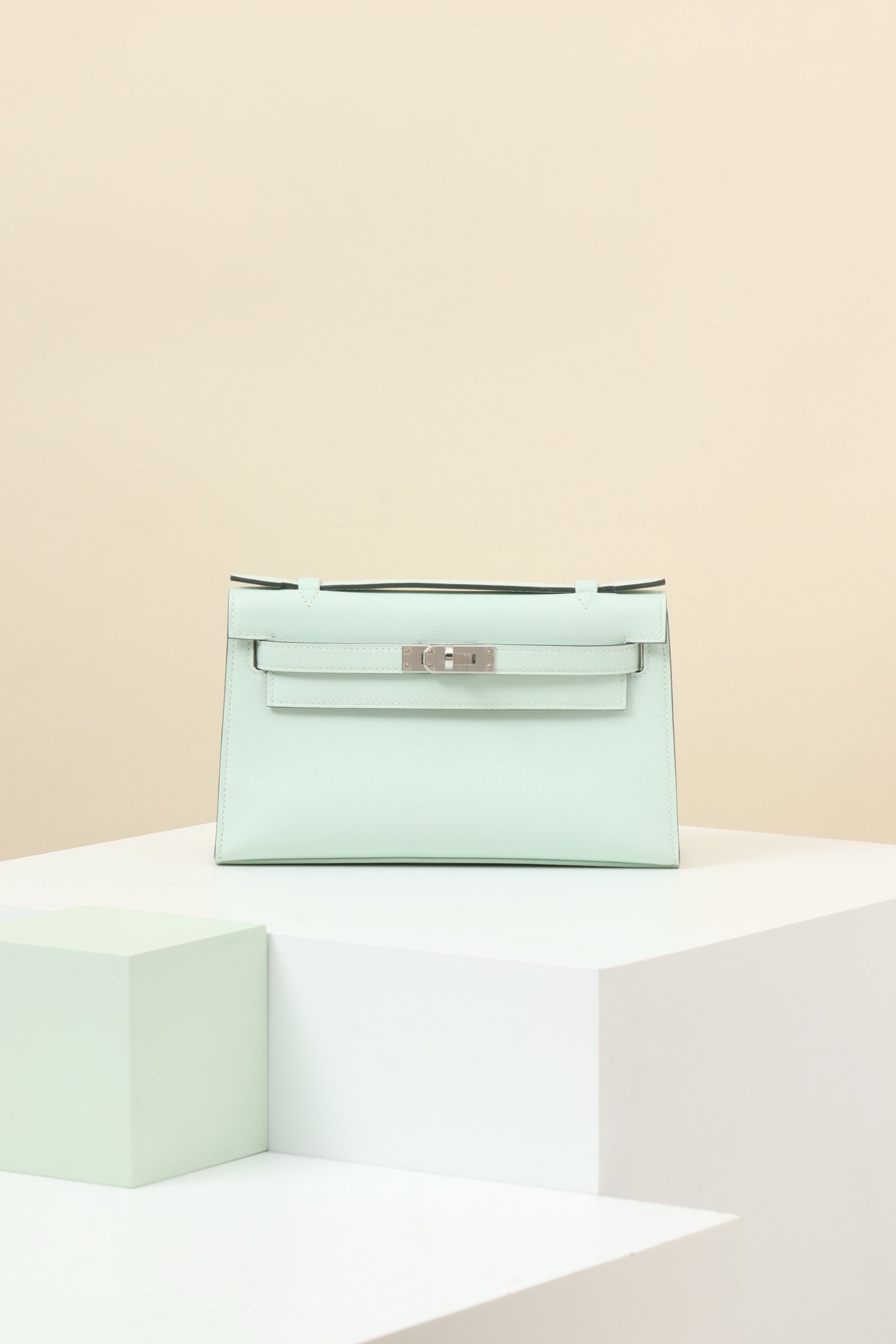 Hermès Mini Kelly 22 (Generation I) detail image 1 sourced from womanlvbag.com