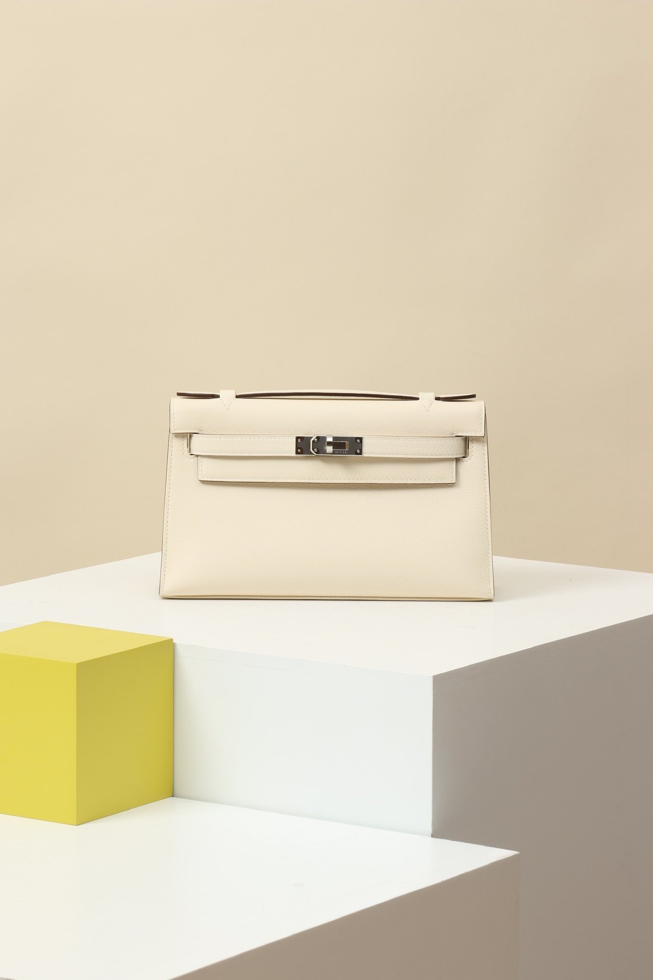 Hermès Mini Kelly 22, Generation I detail image 1 sourced from womanlvbag.com