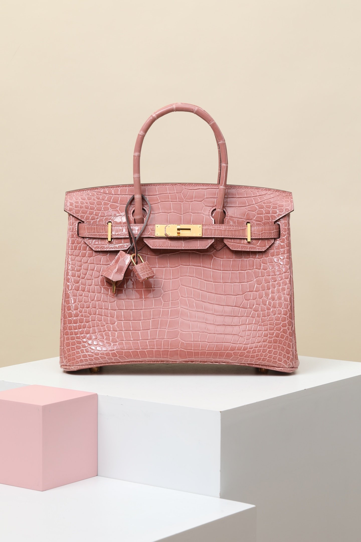 Hermès Birkin 30 in 3Q Rose Sakura (Cherry Blossom Pink) detail image 1 sourced from womanlvbag.com