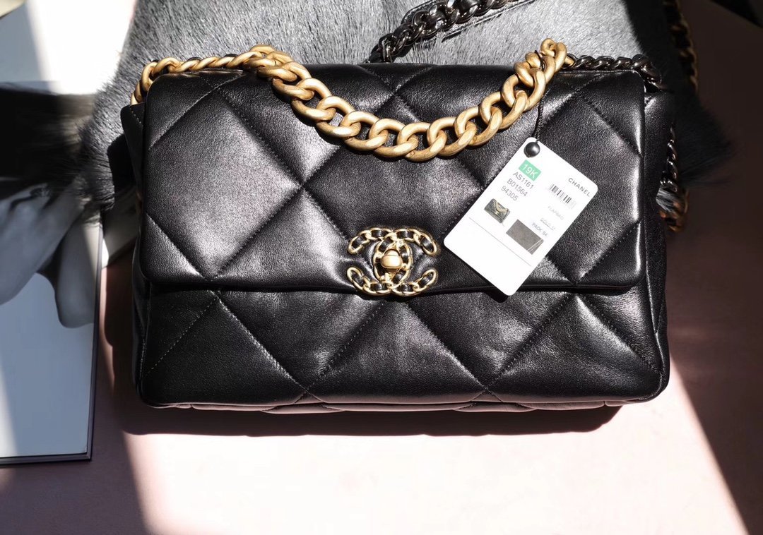 CHANEL Medium 19 Flap Bag detail image 1 sourced from womanlvbag.com