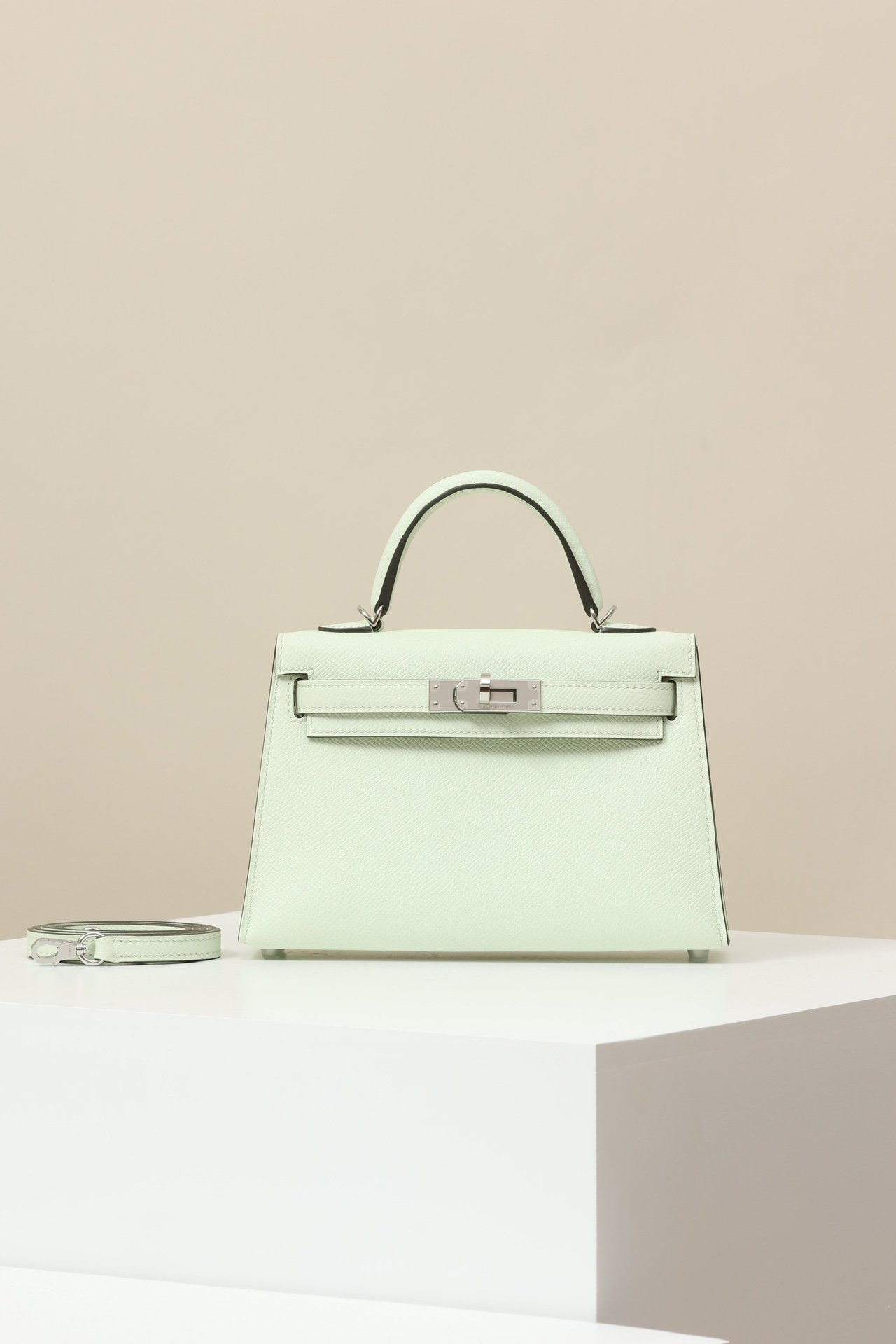 Hermès Mini Kelly 19 Sellier Generation II detail image 1 sourced from womanlvbag.com