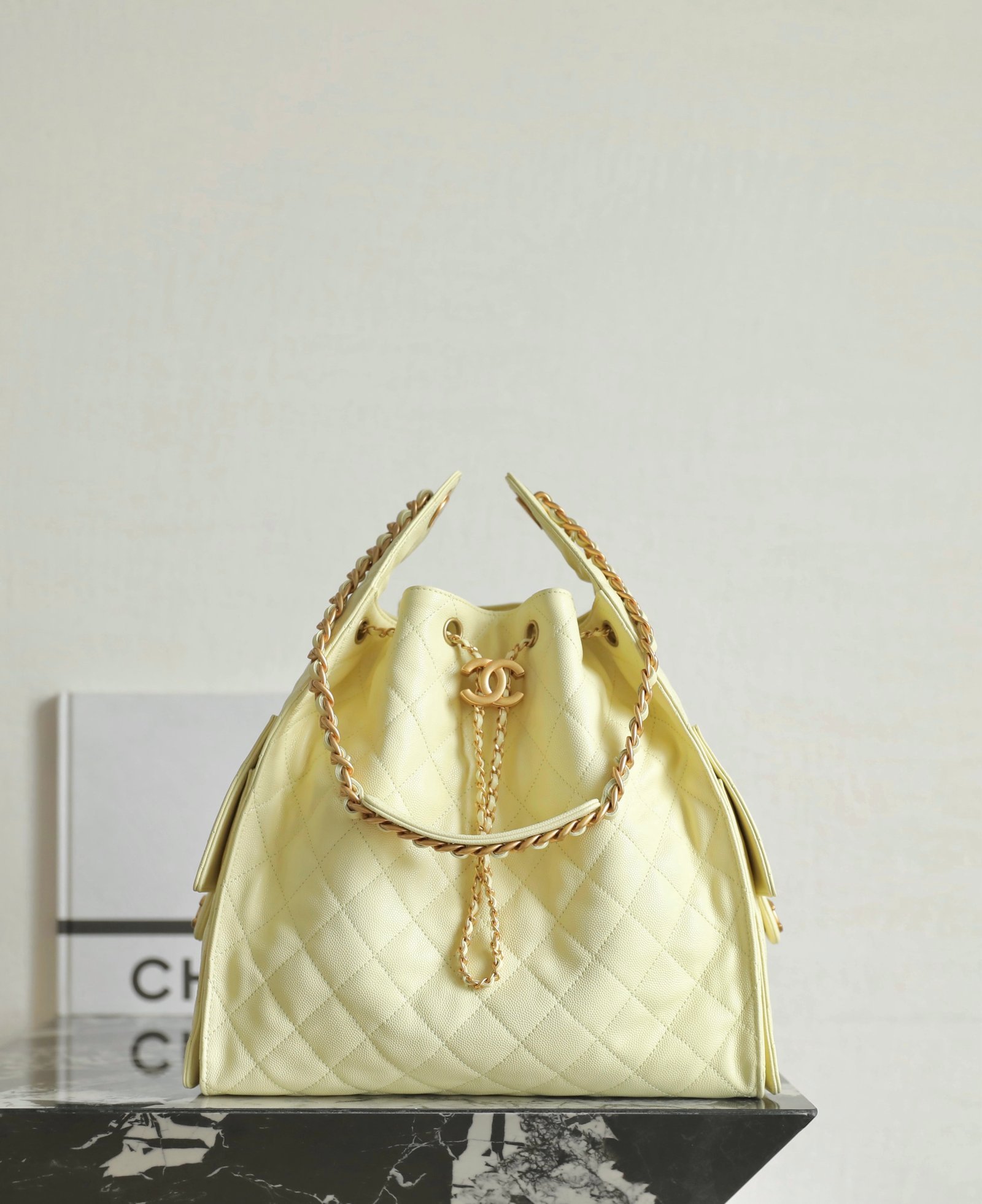 Chanel 25 Medium Hobo Bag in Light Yellow detail image 1 sourced from womanlvbag.com