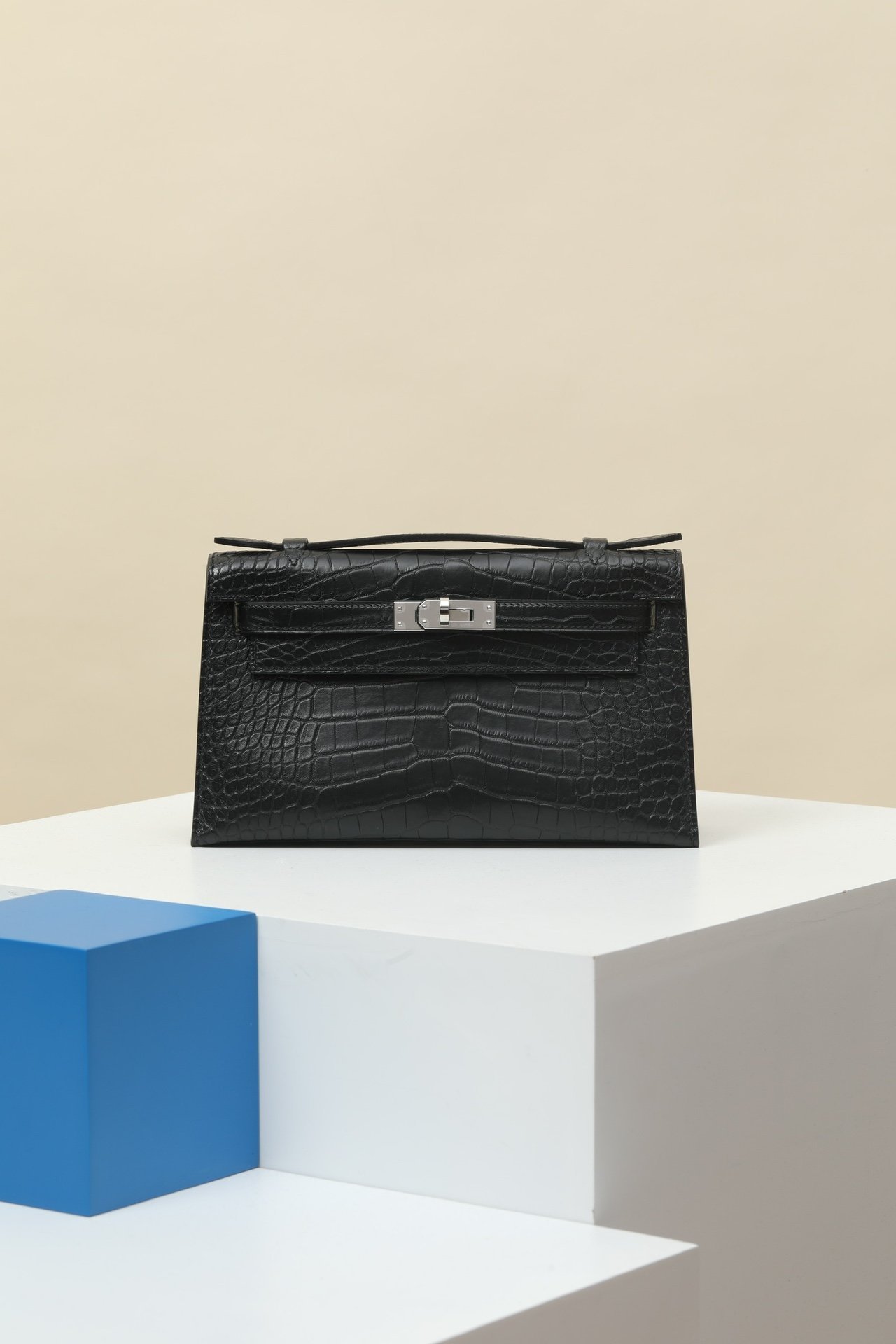 Hermes Mini Kelly 22, Generation I (G1) silhouette detail image 1 sourced from womanlvbag.com