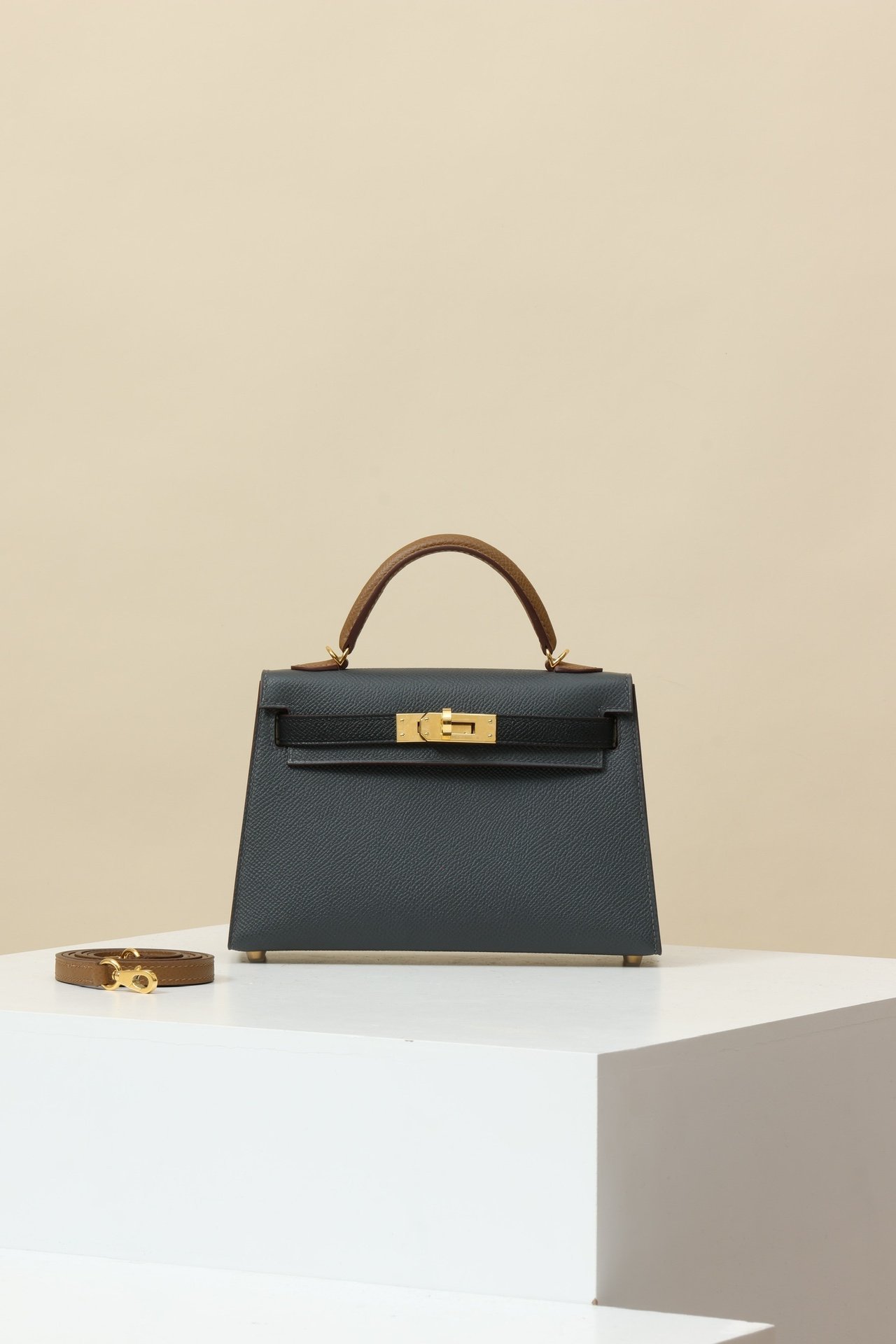 Hermès Mini Kelly 19 Generation II (G2) detail image 1 sourced from womanlvbag.com