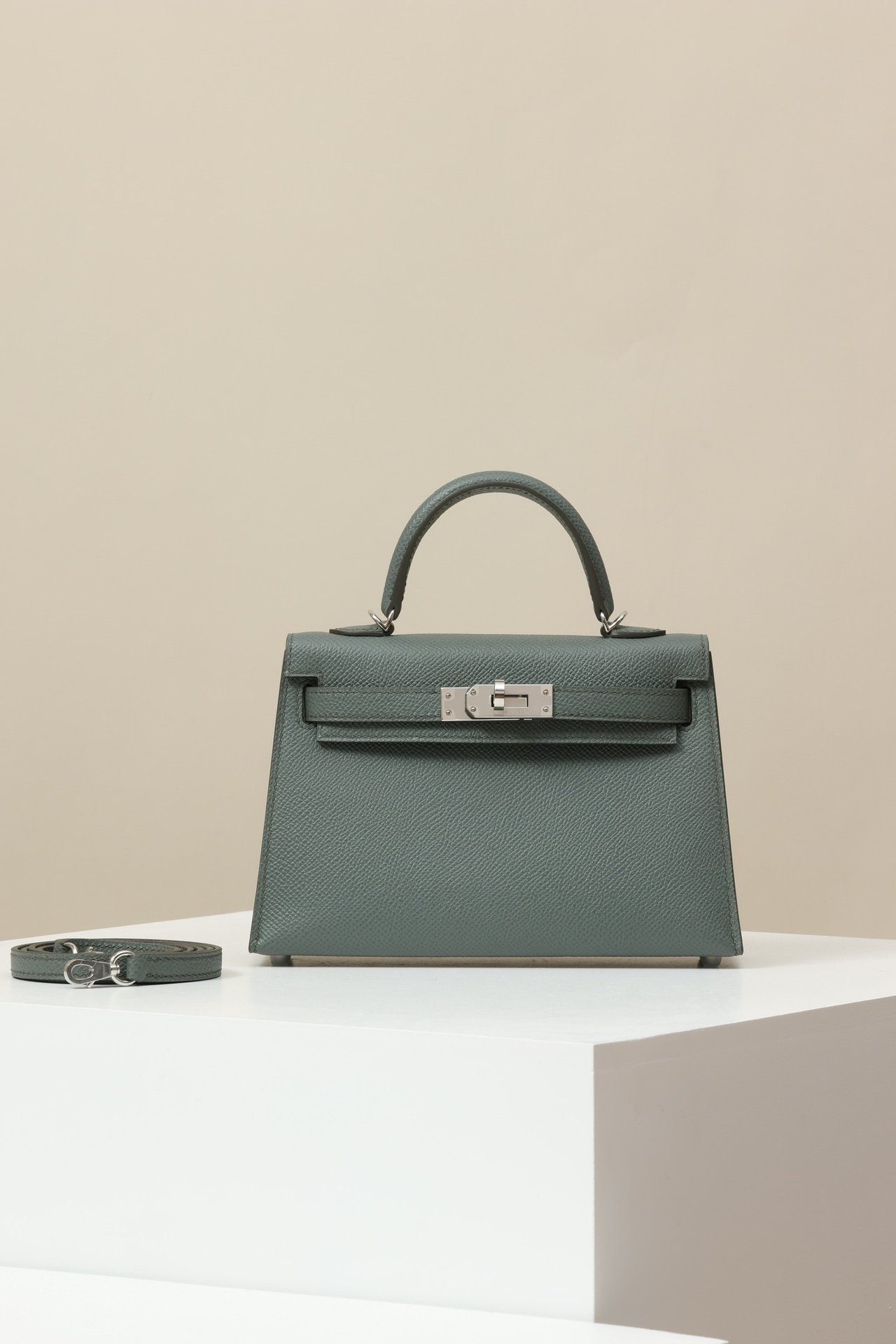 Hermès Mini Kelly 19 Generation II (Sellier) detail image 1 sourced from womanlvbag.com