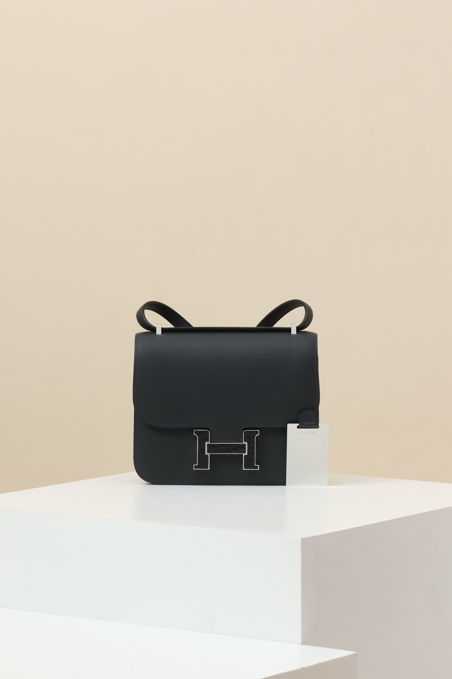Hermès Constance 19 'Touch' detail image 1 sourced from womanlvbag.com