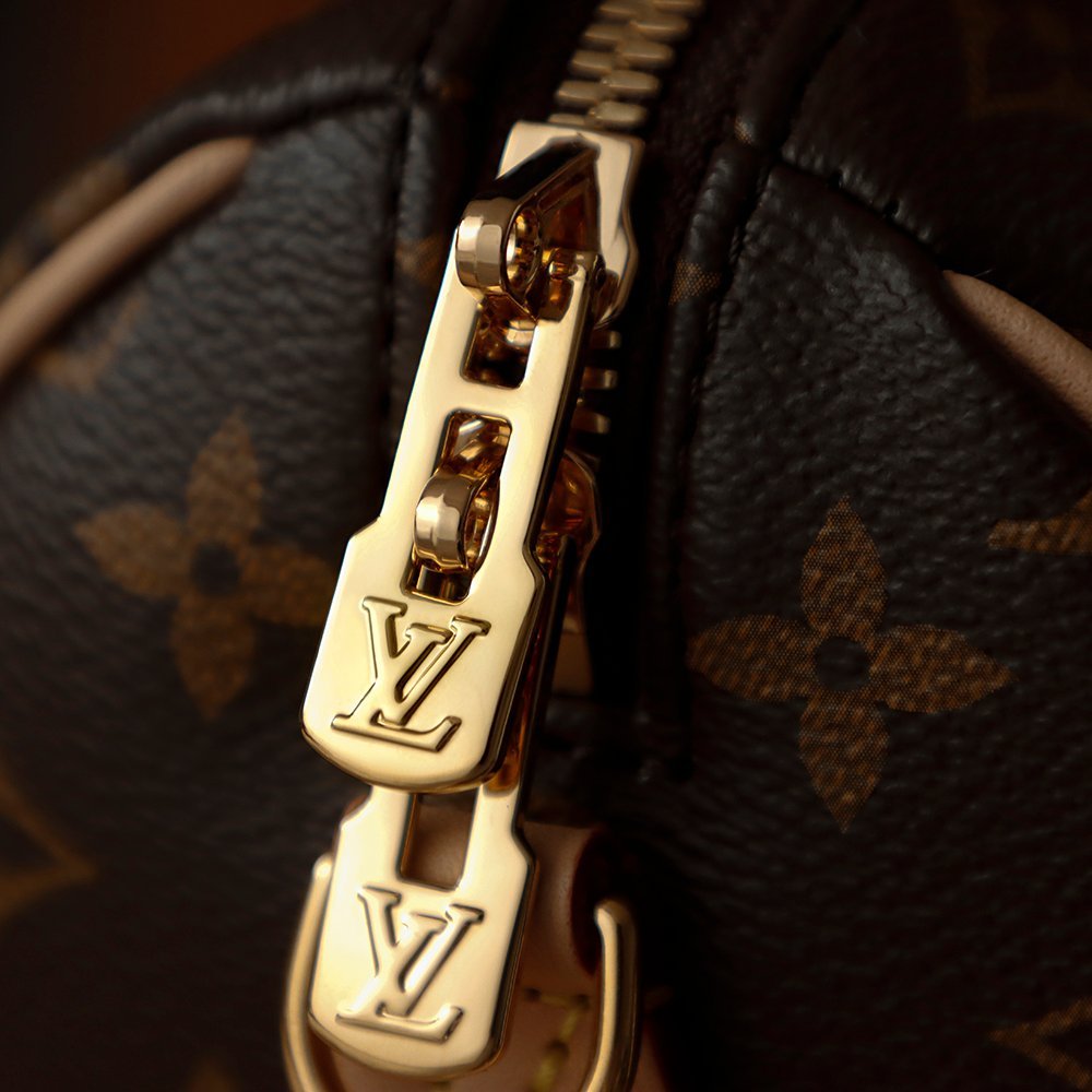 Louis Vuitton M46222 detail image 1 sourced from womanlvbag.com