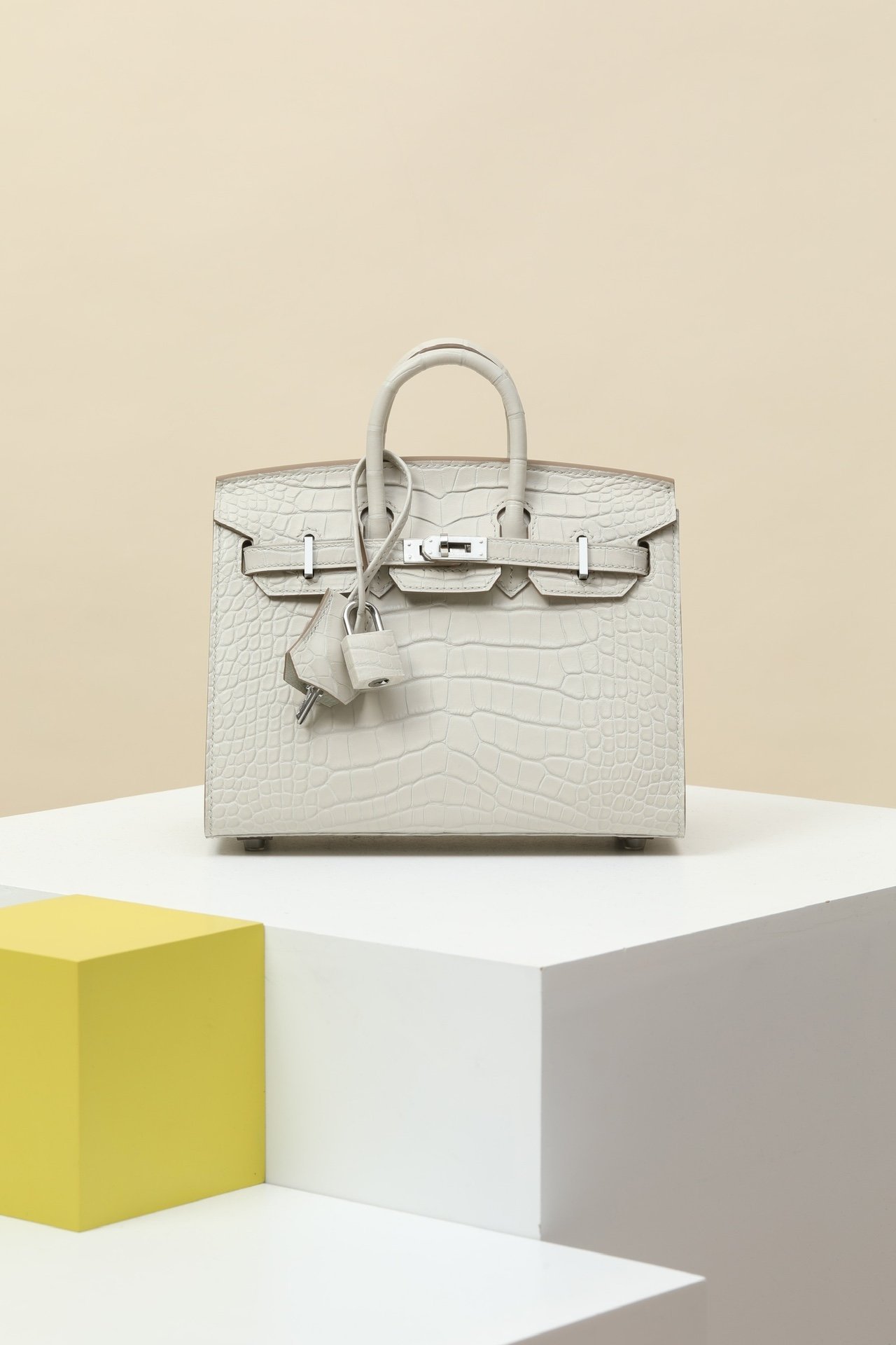 Hermès Birkin 20 detail image 1 sourced from womanlvbag.com