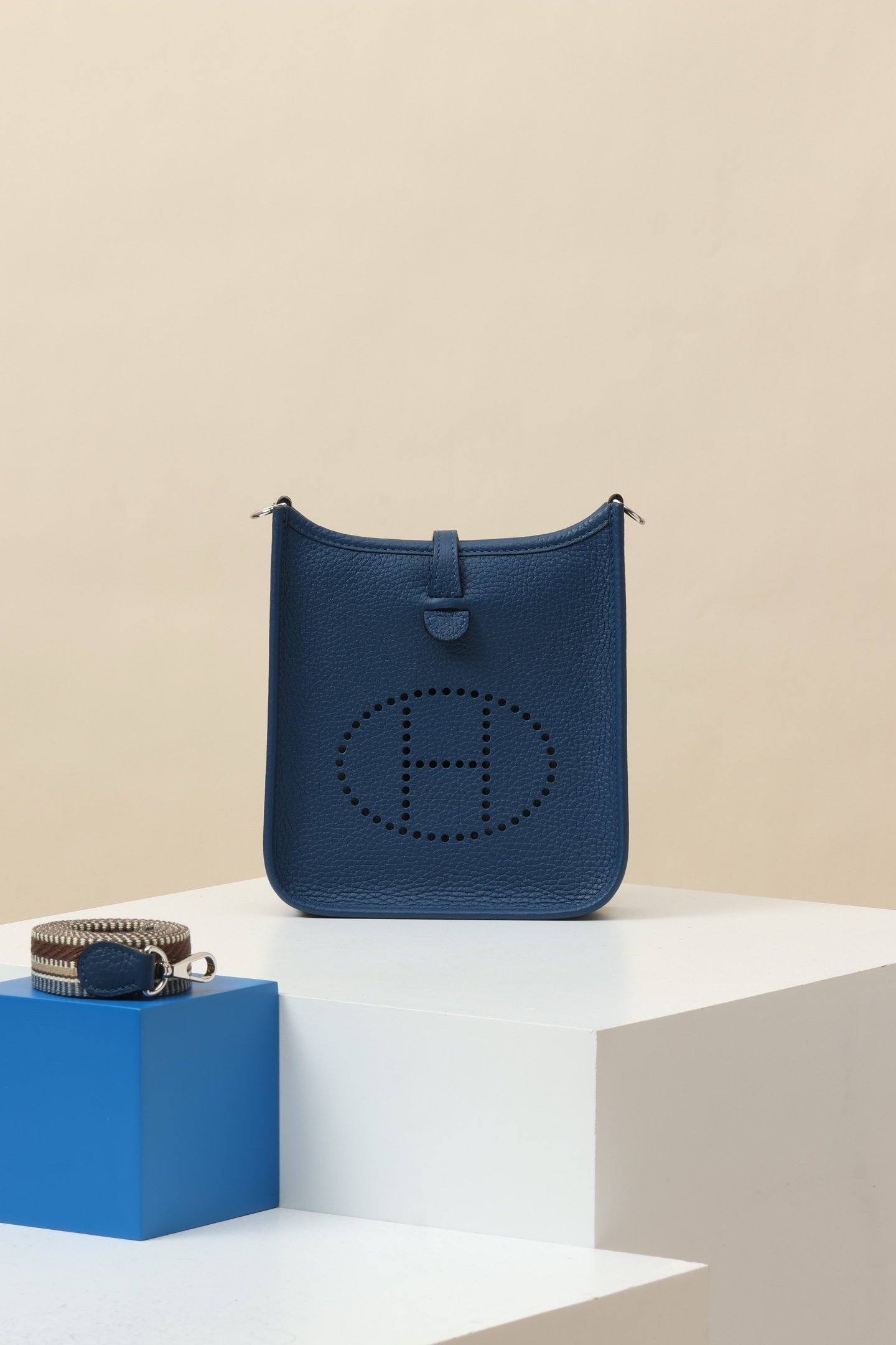Hermès Evelyne 16 (TPM) detail image 1 sourced from womanlvbag.com