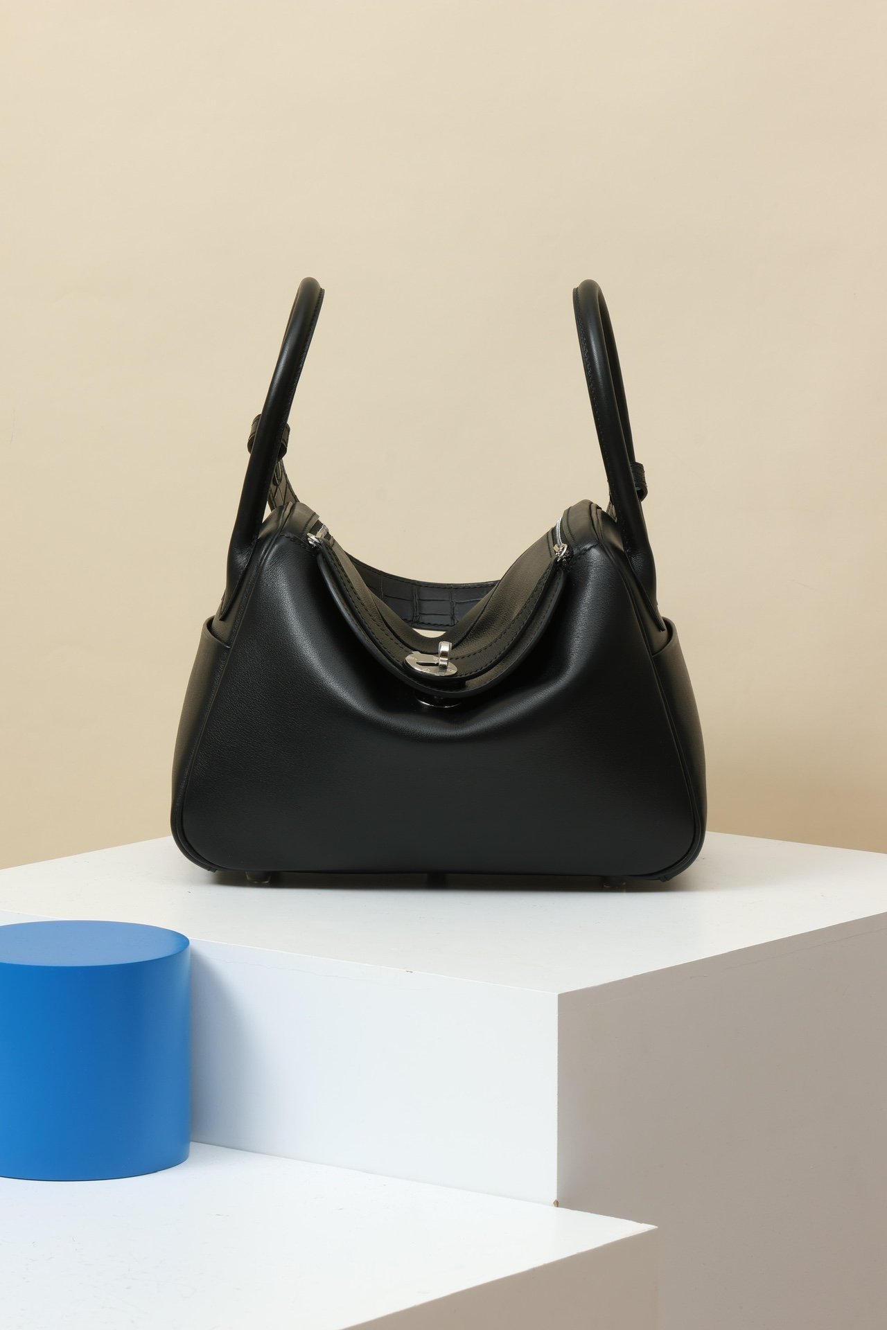 Hermès Lindy 26 (Touch Edition) in color 89 Noir detail image 1 sourced from womanlvbag.com