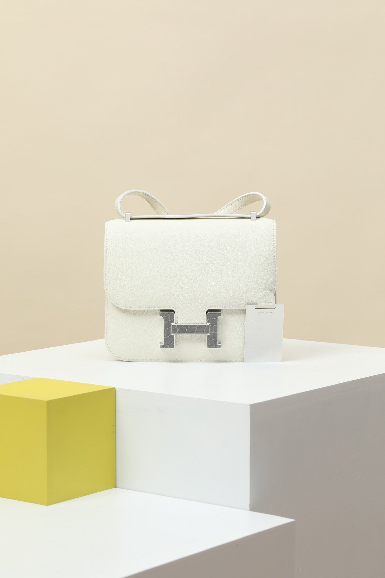 Hermès Constance 19 'Touch' detail image 1 sourced from womanlvbag.com