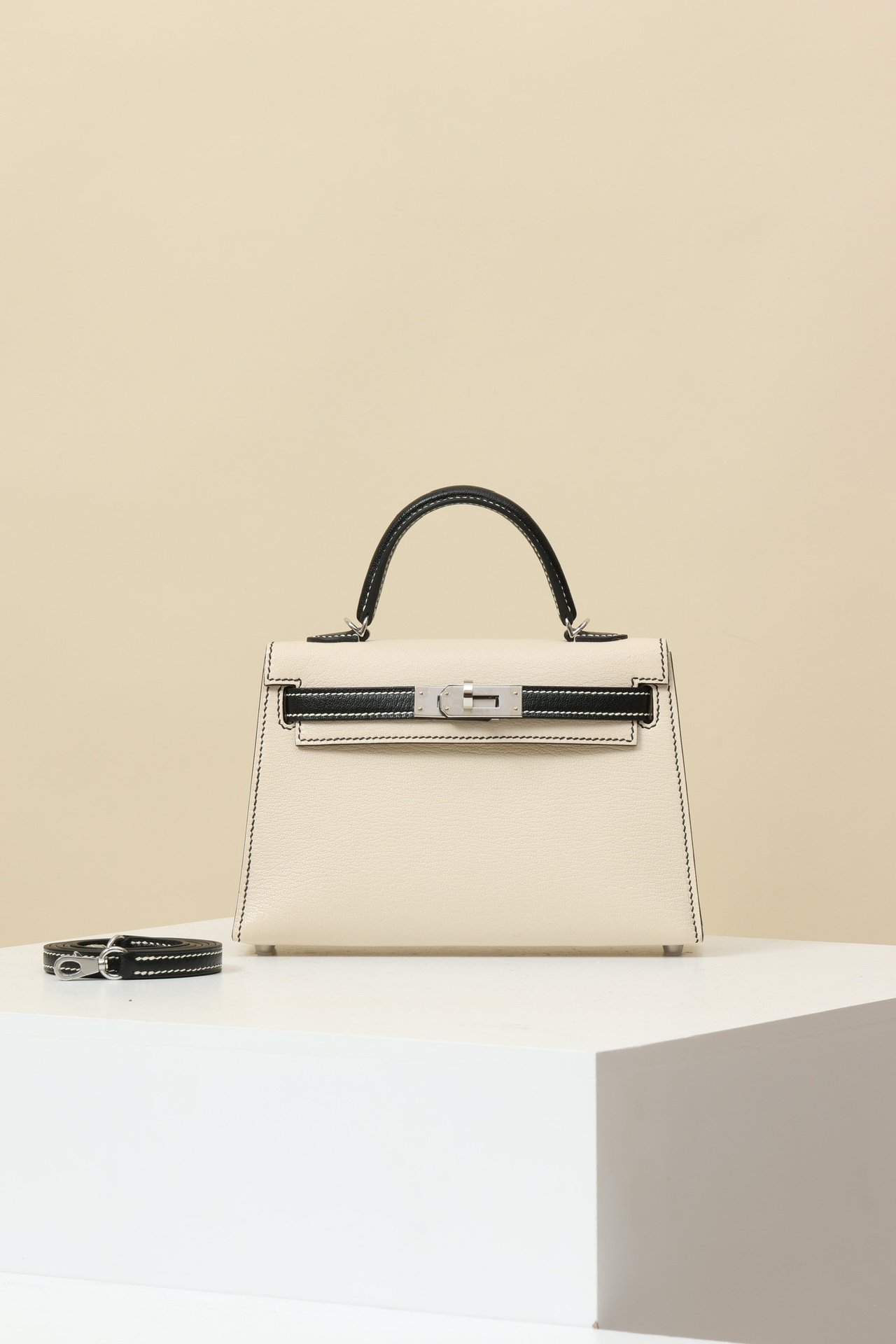 Hermès Mini Kelly II 19 – Chèvre Leather in Craie (I2) & Noir (89) PHW detail image 1 sourced from womanlvbag.com