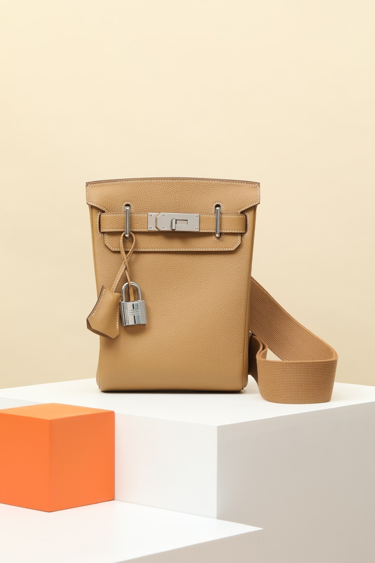 Hermès Hac à Dos GM in 4B Biscuit (4B) detail image 1 sourced from womanlvbag.com