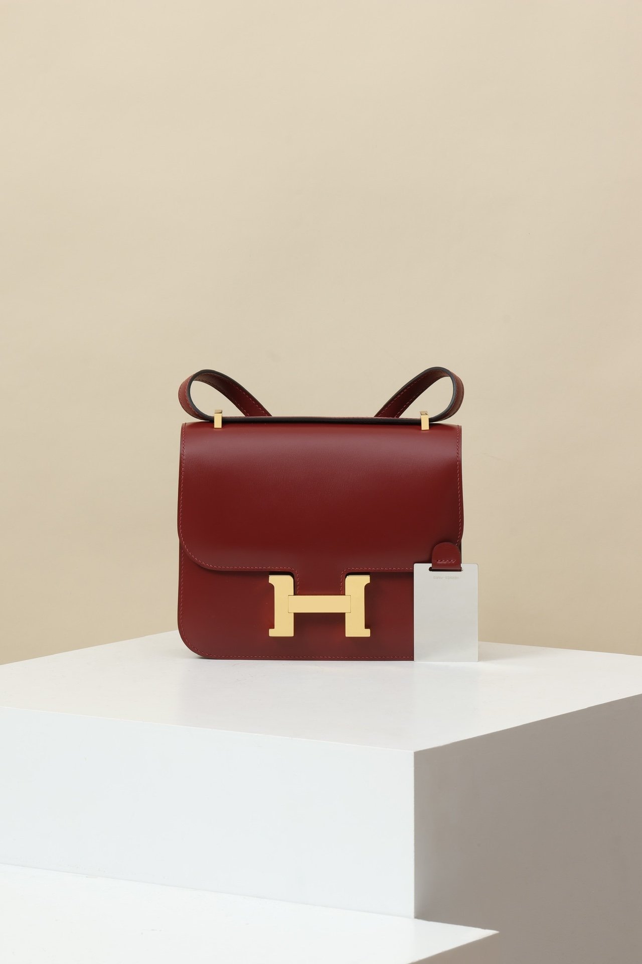 Hermès Constance 19 detail image 1 sourced from womanlvbag.com